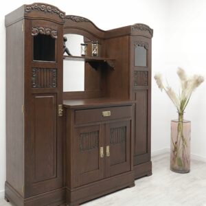 zabytkowy kredens z lat 20 tych. po profesjonalnej renowacji.