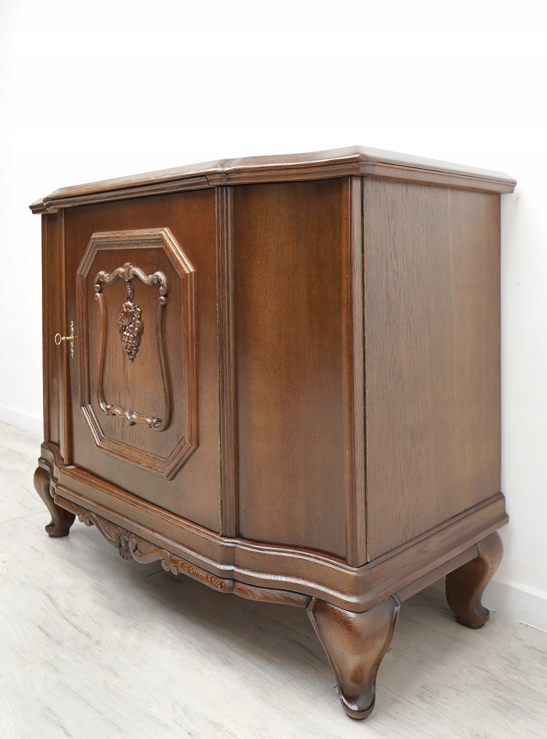 Zabytkowa komoda z lat 20-tych w stylu secesyjnym. Po renowacji. 17891169501