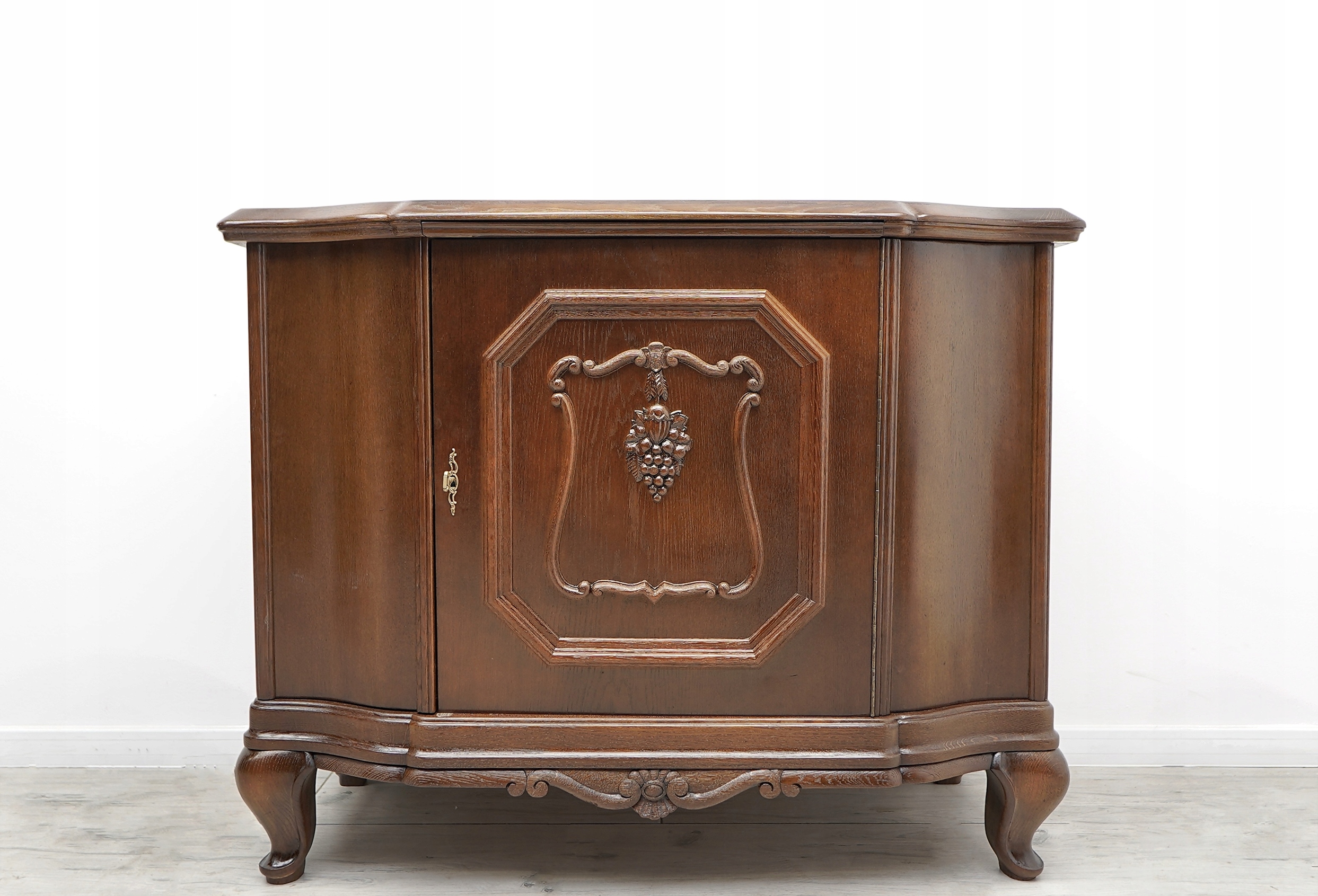 Zabytkowa komoda z lat 20-tych w stylu secesyjnym. Po renowacji. 17891169501