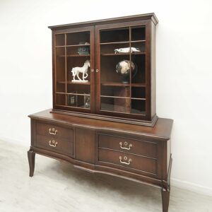 zabytkowa witryna z lat 30 tych w stylu eklektycznym. po renowacji.