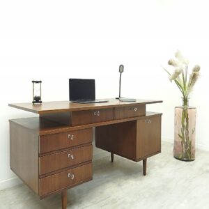 zabytkowe biurko prl. po profesjonalnej renowacji.