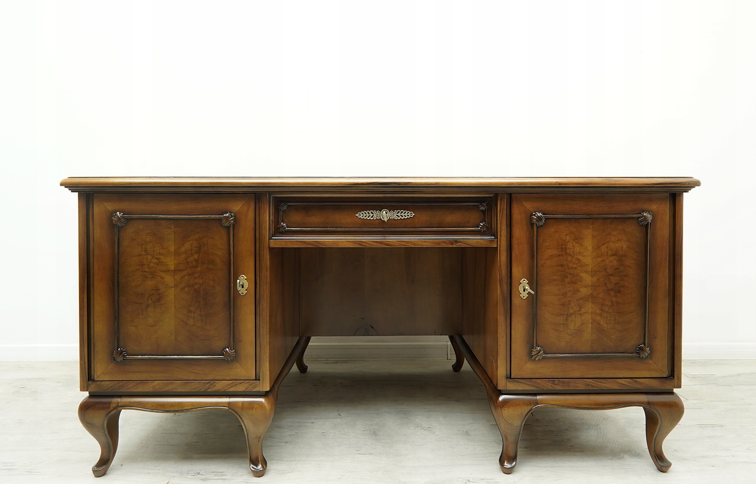 dwustronne biurko chippendale z lat 40 tych. po renowacji. dwustronne biurko chippendale z lat 40 tych. po renowacji.