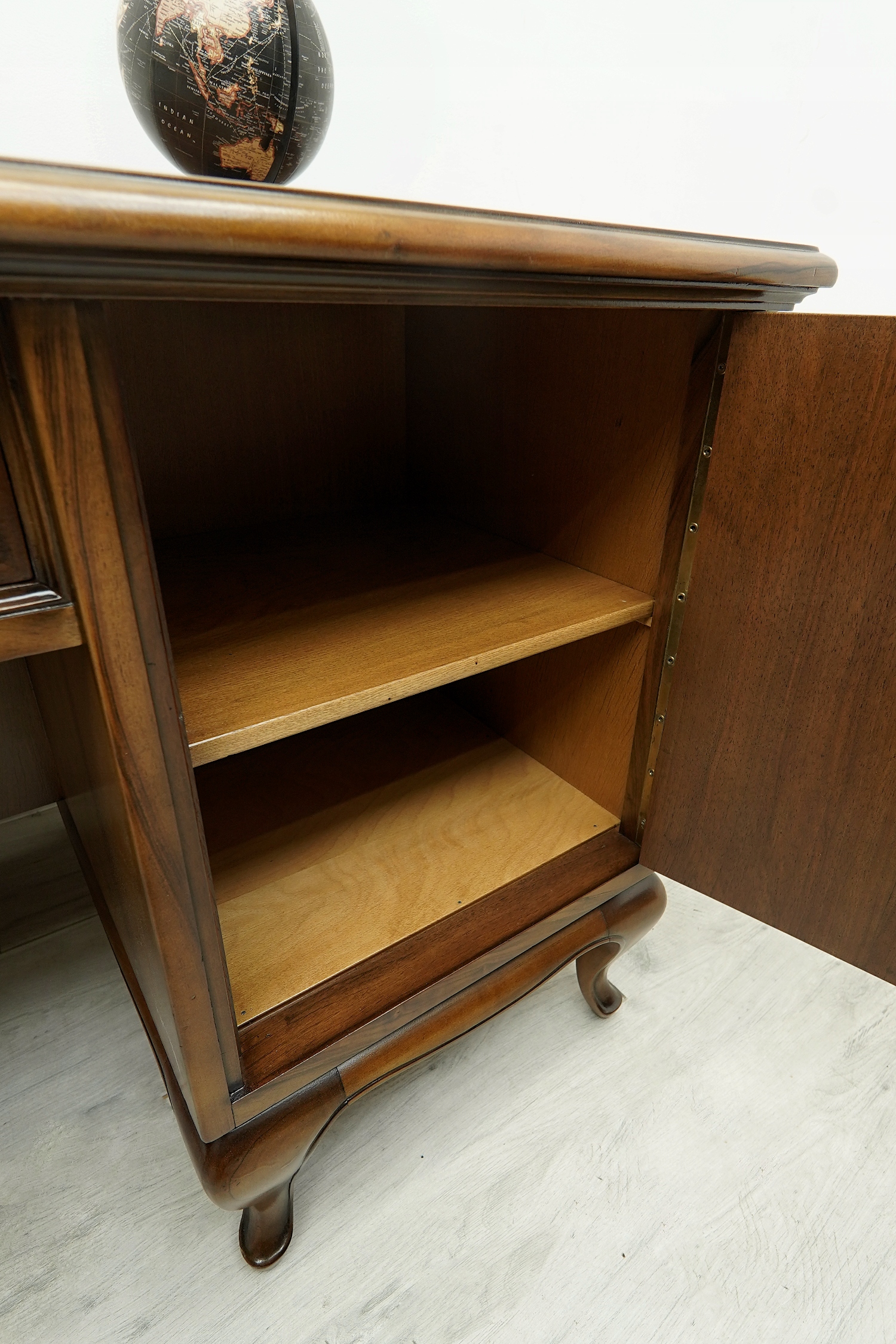 dwustronne biurko chippendale z lat 40 tych. po renowacji. dwustronne biurko chippendale z lat 40 tych. po renowacji.
