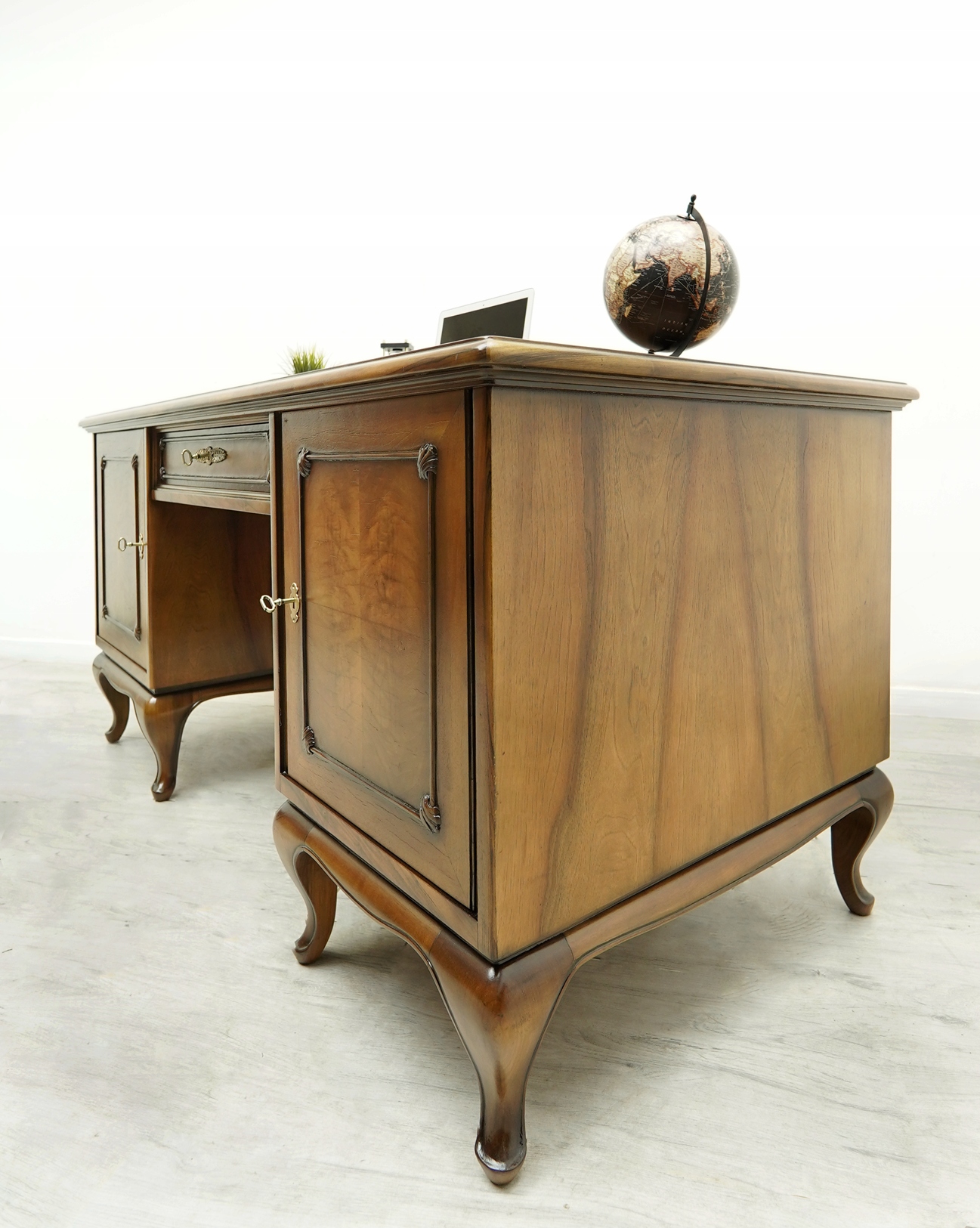 dwustronne biurko chippendale z lat 40 tych. po renowacji. dwustronne biurko chippendale z lat 40 tych. po renowacji.