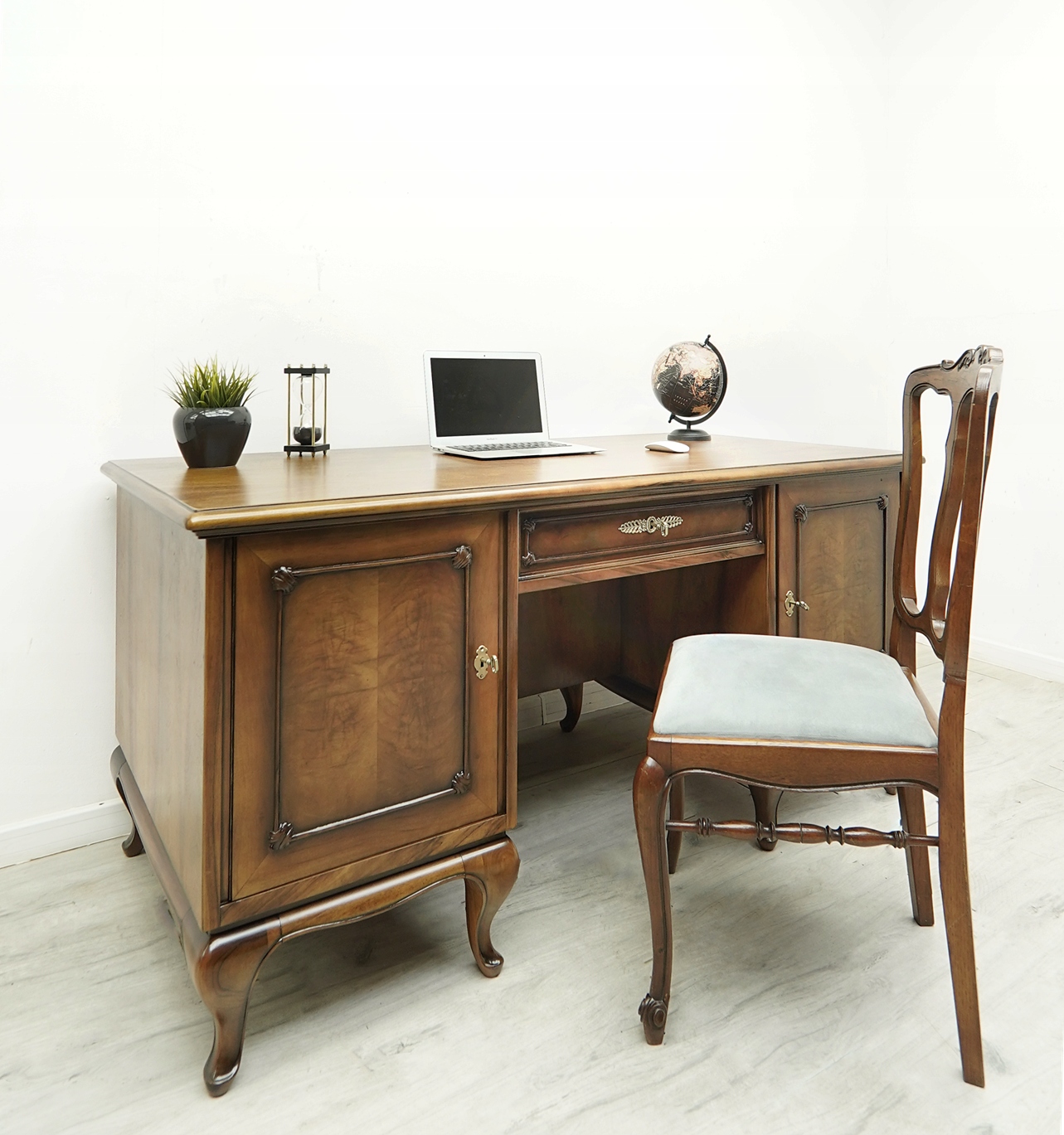Dwustronne biurko chippendale z lat 40-tych. Po renowacji. 18358089832