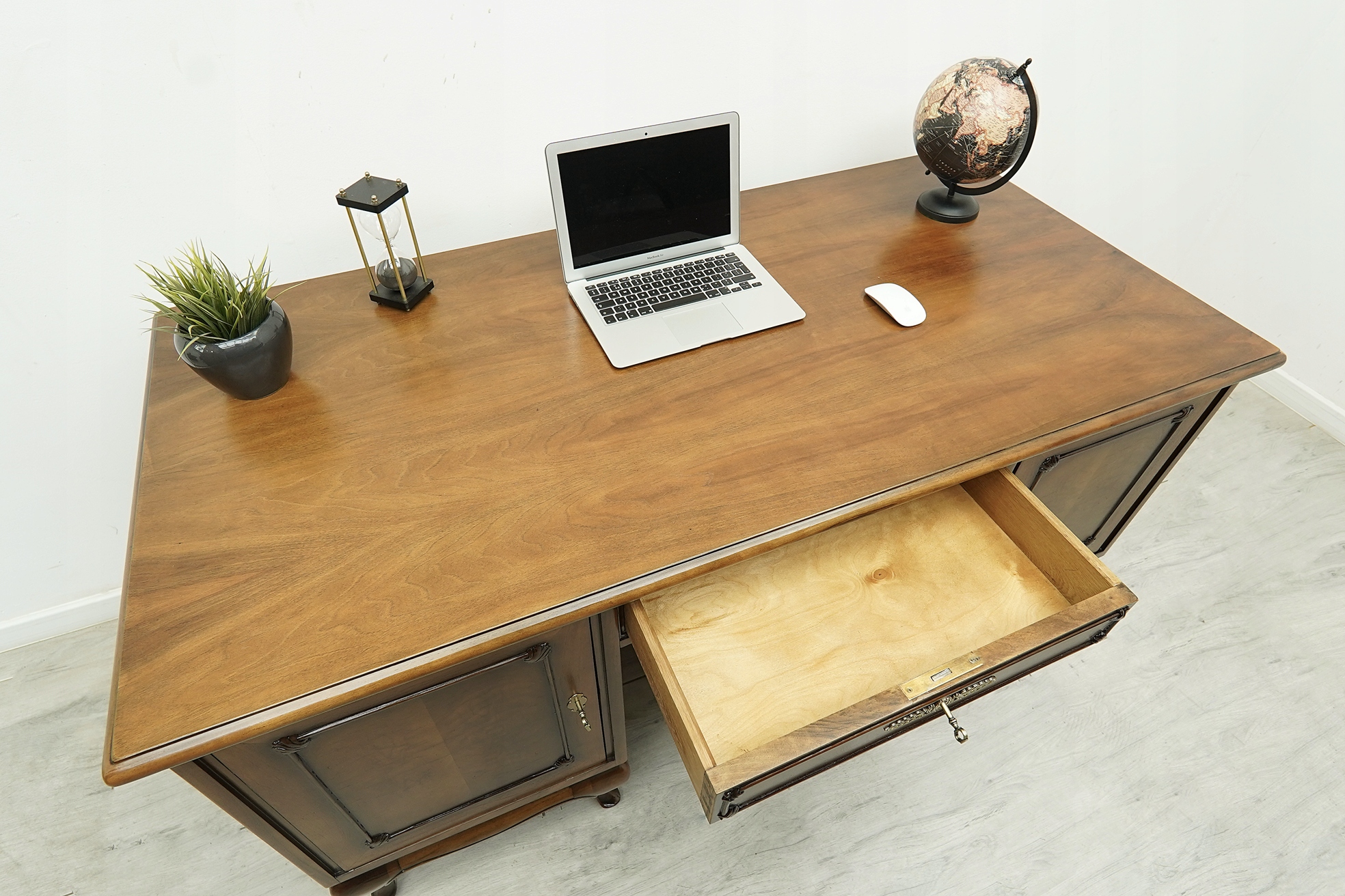 dwustronne biurko chippendale z lat 40 tych. po renowacji. dwustronne biurko chippendale z lat 40 tych. po renowacji.