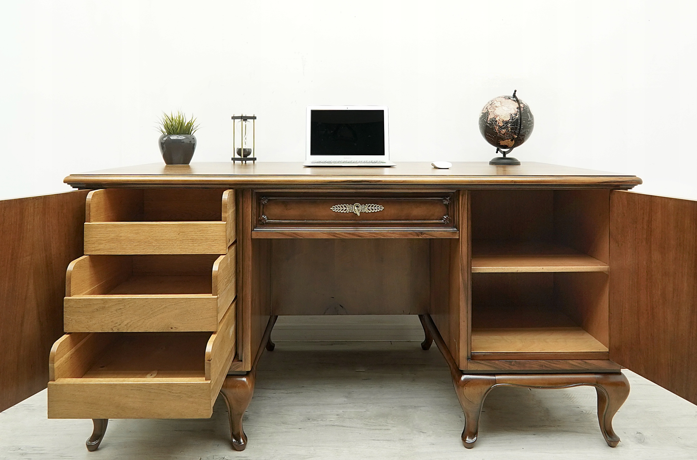 dwustronne biurko chippendale z lat 40 tych. po renowacji. dwustronne biurko chippendale z lat 40 tych. po renowacji.