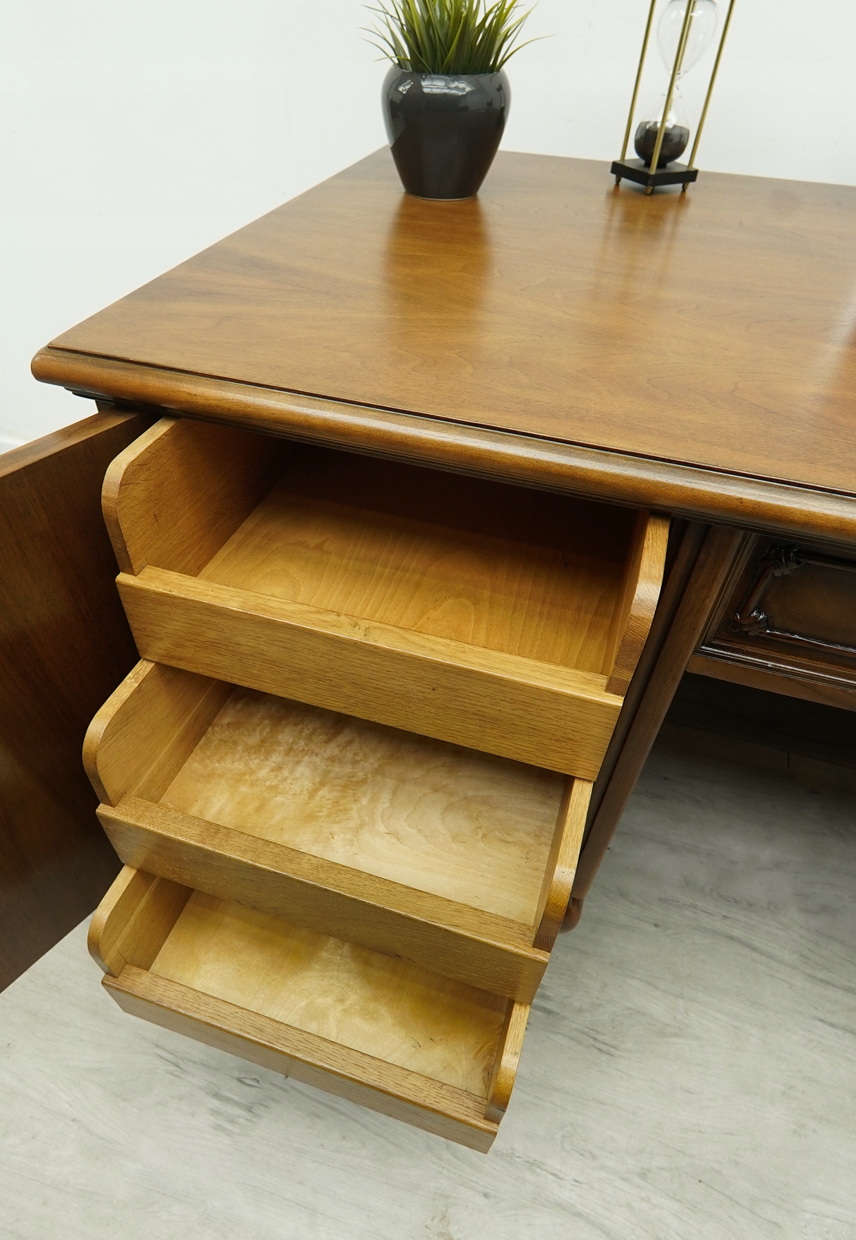 dwustronne biurko chippendale z lat 40 tych. po renowacji. dwustronne biurko chippendale z lat 40 tych. po renowacji.