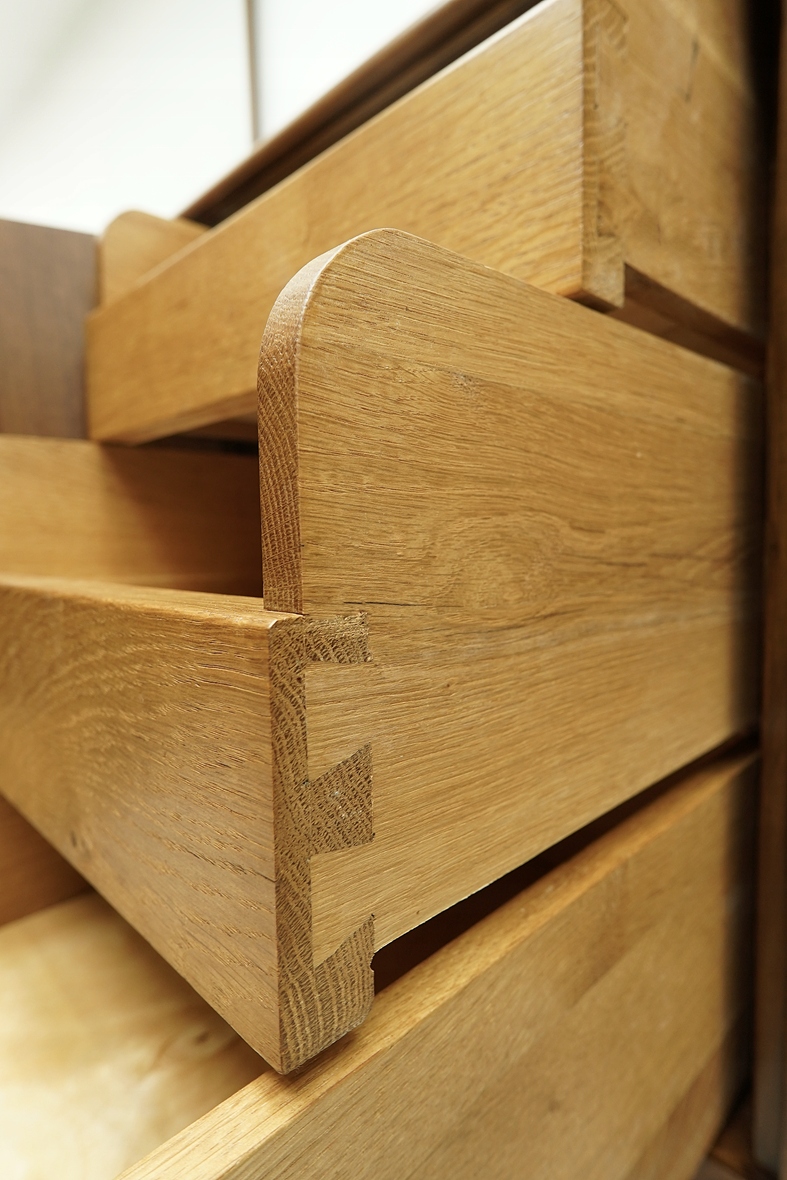 dwustronne biurko chippendale z lat 40 tych. po renowacji. dwustronne biurko chippendale z lat 40 tych. po renowacji.