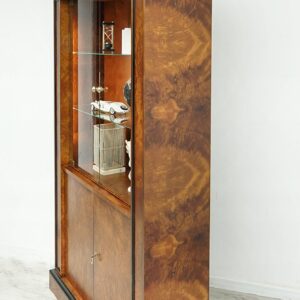 zabytkowa podświetlana witryna art deco. po renowacji.