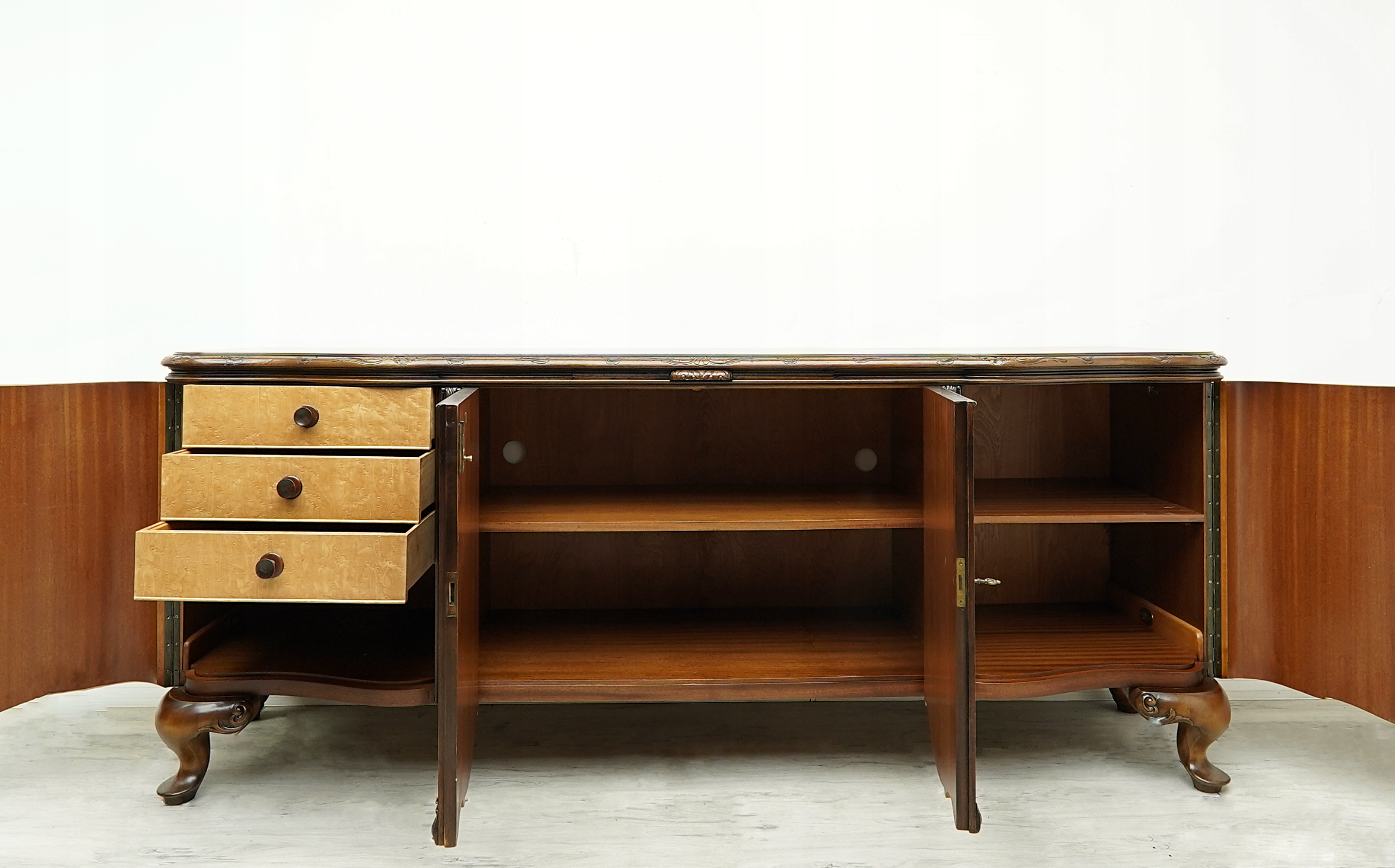 Zabytkowa komoda chippendale z lat 40-tych. Po renowacji. 18477324019