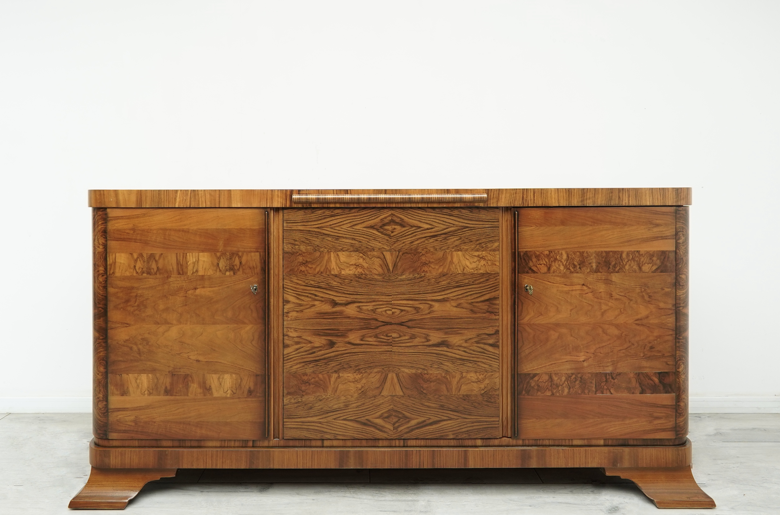antyczna komoda art deco z lat 30 tych. po renowacji. antyczna komoda art deco z lat 30 tych. po renowacji.