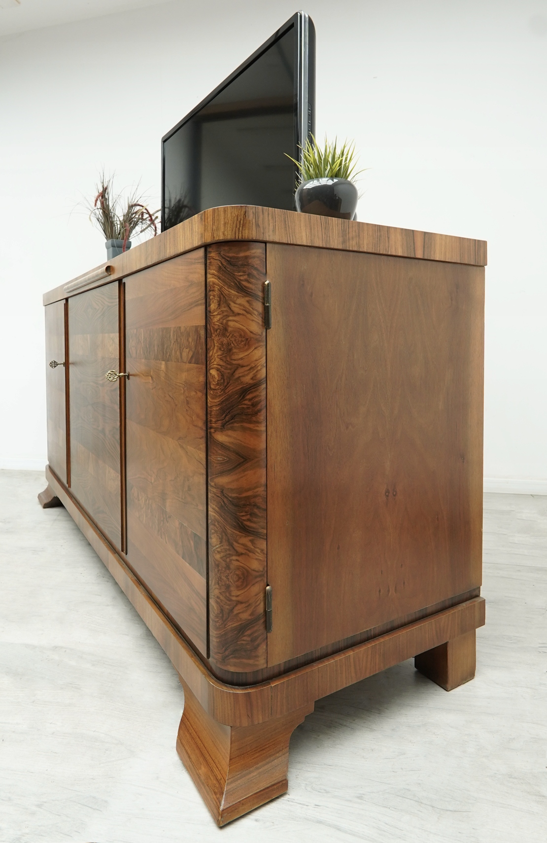 antyczna komoda art deco z lat 30 tych. po renowacji. antyczna komoda art deco z lat 30 tych. po renowacji.
