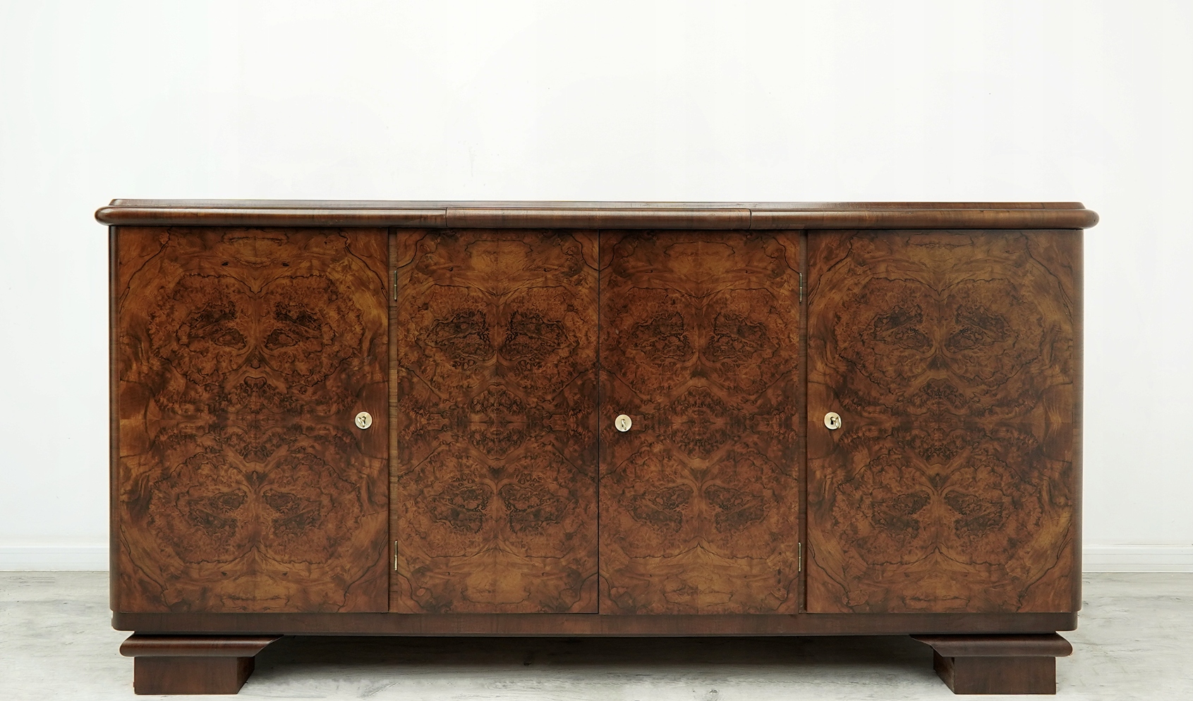 antyczna komoda w stylu art deco z lat 30 tych. po renowacji. antyczna komoda w stylu art deco z lat 30 tych. po renowacji.