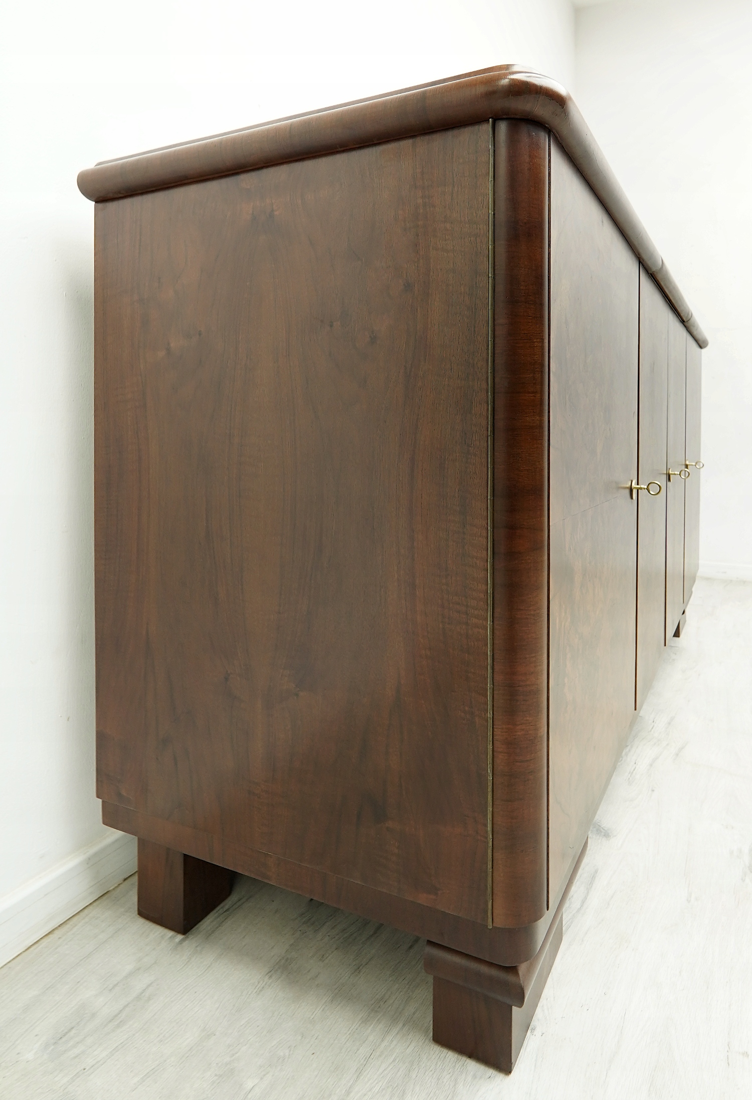 antyczna komoda w stylu art deco z lat 30 tych. po renowacji. antyczna komoda w stylu art deco z lat 30 tych. po renowacji.