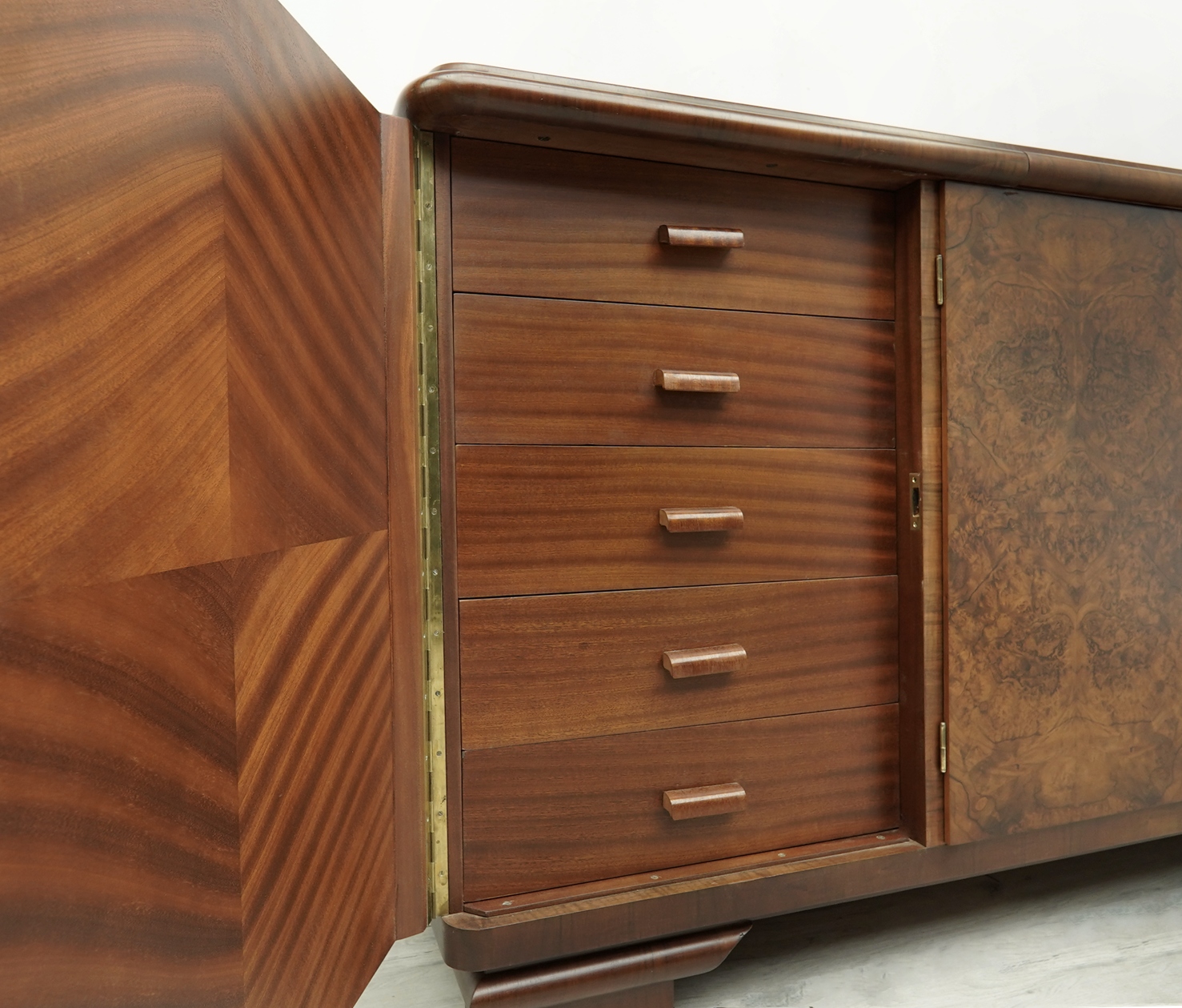 antyczna komoda w stylu art deco z lat 30 tych. po renowacji. antyczna komoda w stylu art deco z lat 30 tych. po renowacji.