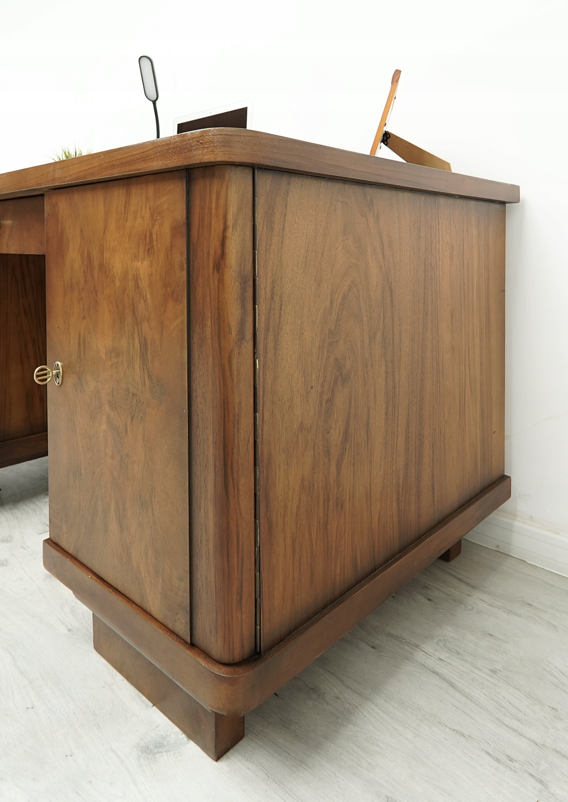 zabytkowy gabinet art deco z lat 40 tych. po renowacji. zabytkowy gabinet art deco z lat 40 tych. po renowacji.