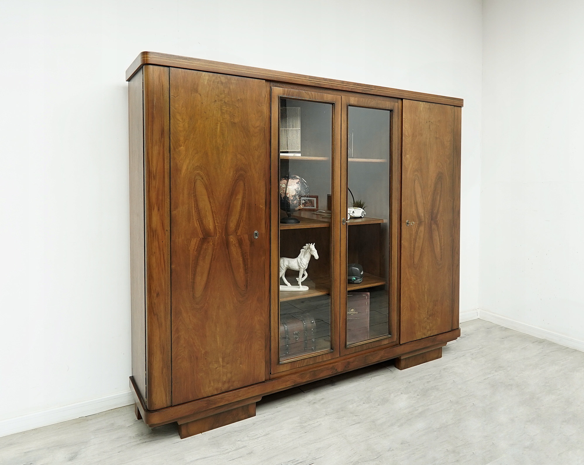 zabytkowy gabinet art deco z lat 40 tych. po renowacji. zabytkowy gabinet art deco z lat 40 tych. po renowacji.