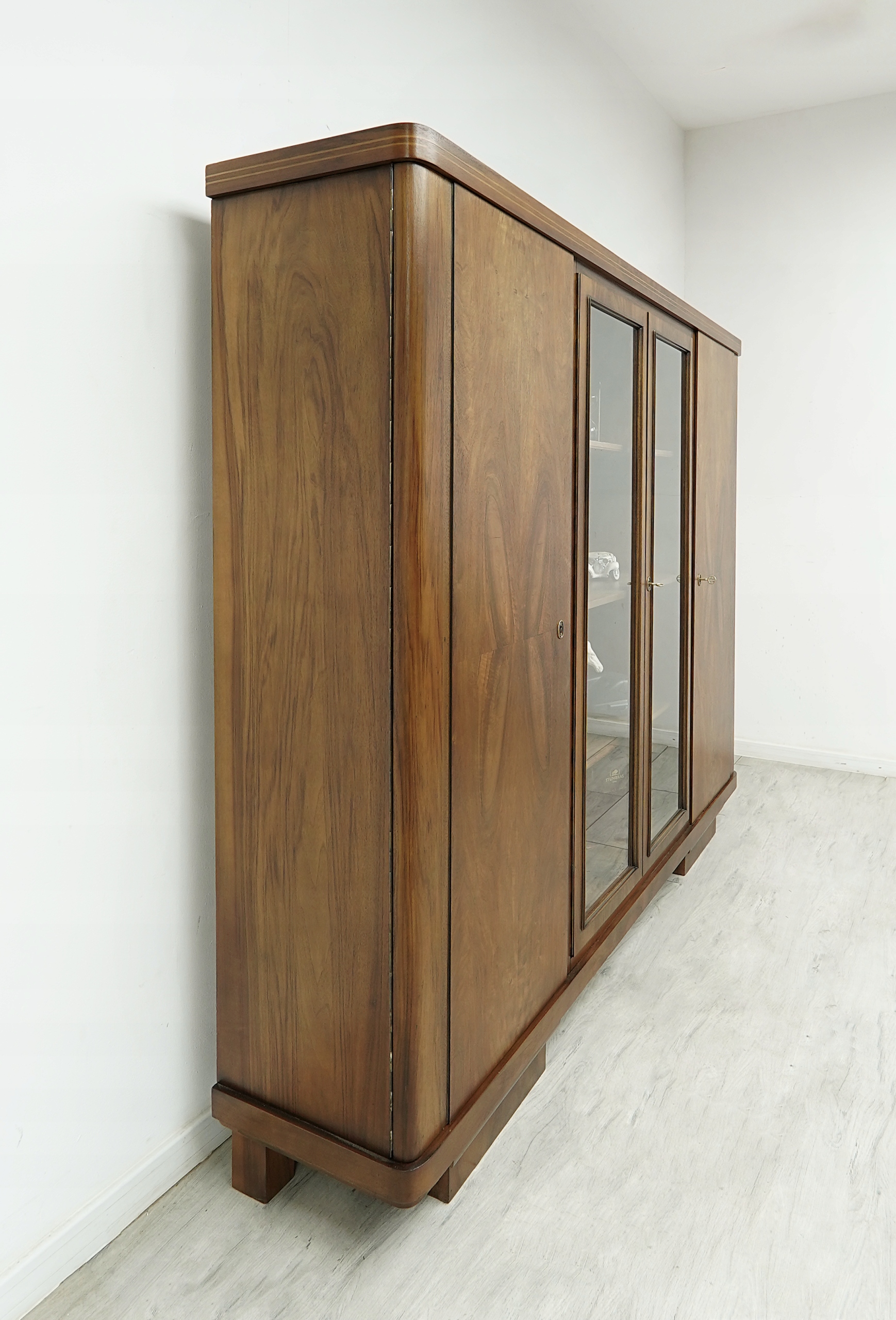 zabytkowy gabinet art deco z lat 40 tych. po renowacji. zabytkowy gabinet art deco z lat 40 tych. po renowacji.