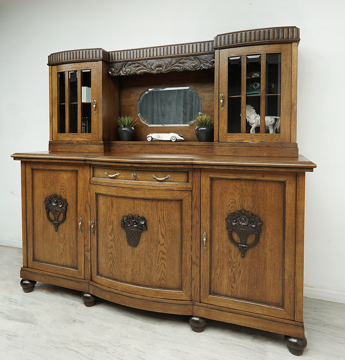 Dębowy kredens z lat 20-tych w stylu secesyjnym. Po renowacji. 18565322521