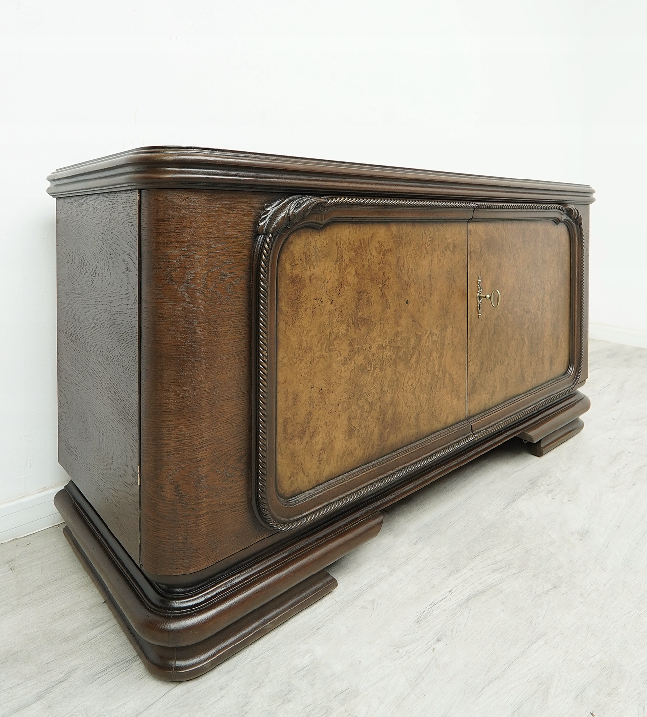 zabytkowa komoda art deco z lat 40 tych. po renowacji. zabytkowa komoda art deco z lat 40 tych. po renowacji.