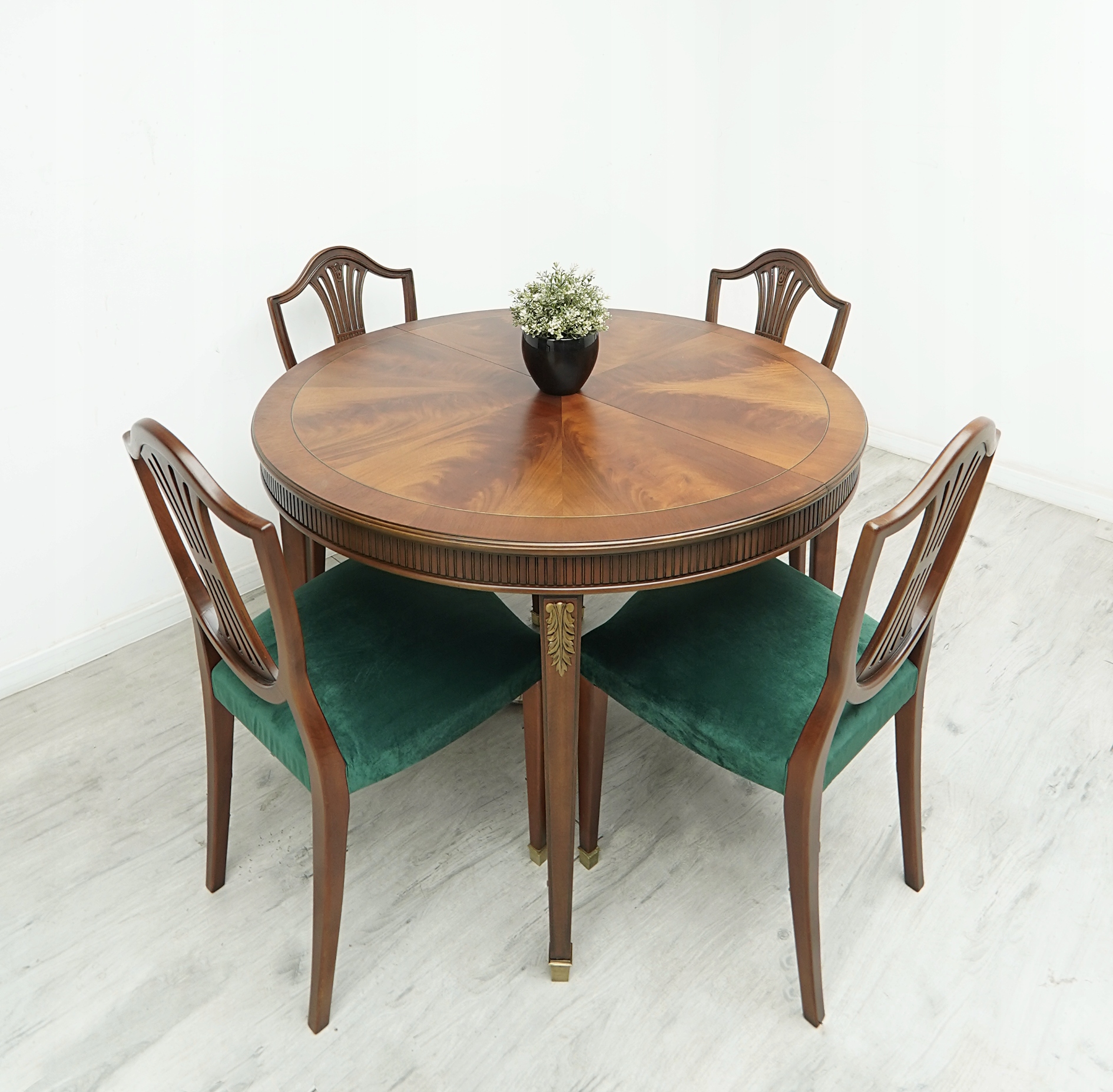 Okrągły stół w stylu angielskim w zestawie z 4 krzesłami. Po renowacji. 18602045597