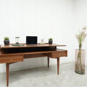 tekowe biurko mid century modern, lata 60 te. po profesjonalnej renowacji.