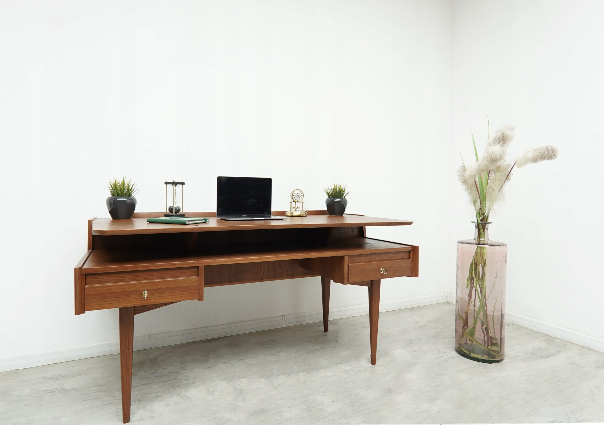 tekowe biurko mid century modern, lata 60 te. po profesjonalnej renowacji. tekowe biurko mid century modern, lata 60 te. po profesjonalnej renowacji.