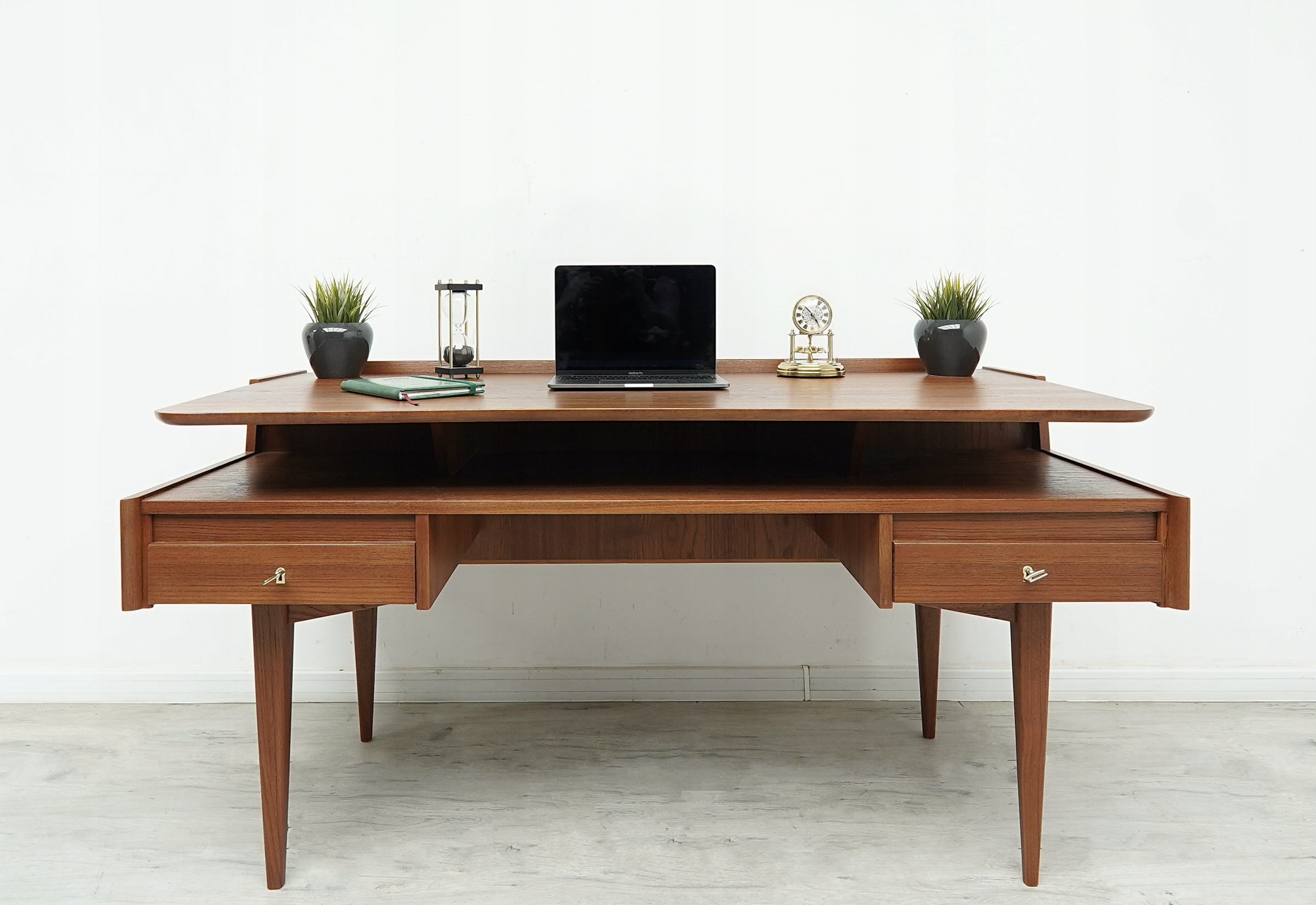 tekowe biurko mid century modern, lata 60 te. po profesjonalnej renowacji. tekowe biurko mid century modern, lata 60 te. po profesjonalnej renowacji.