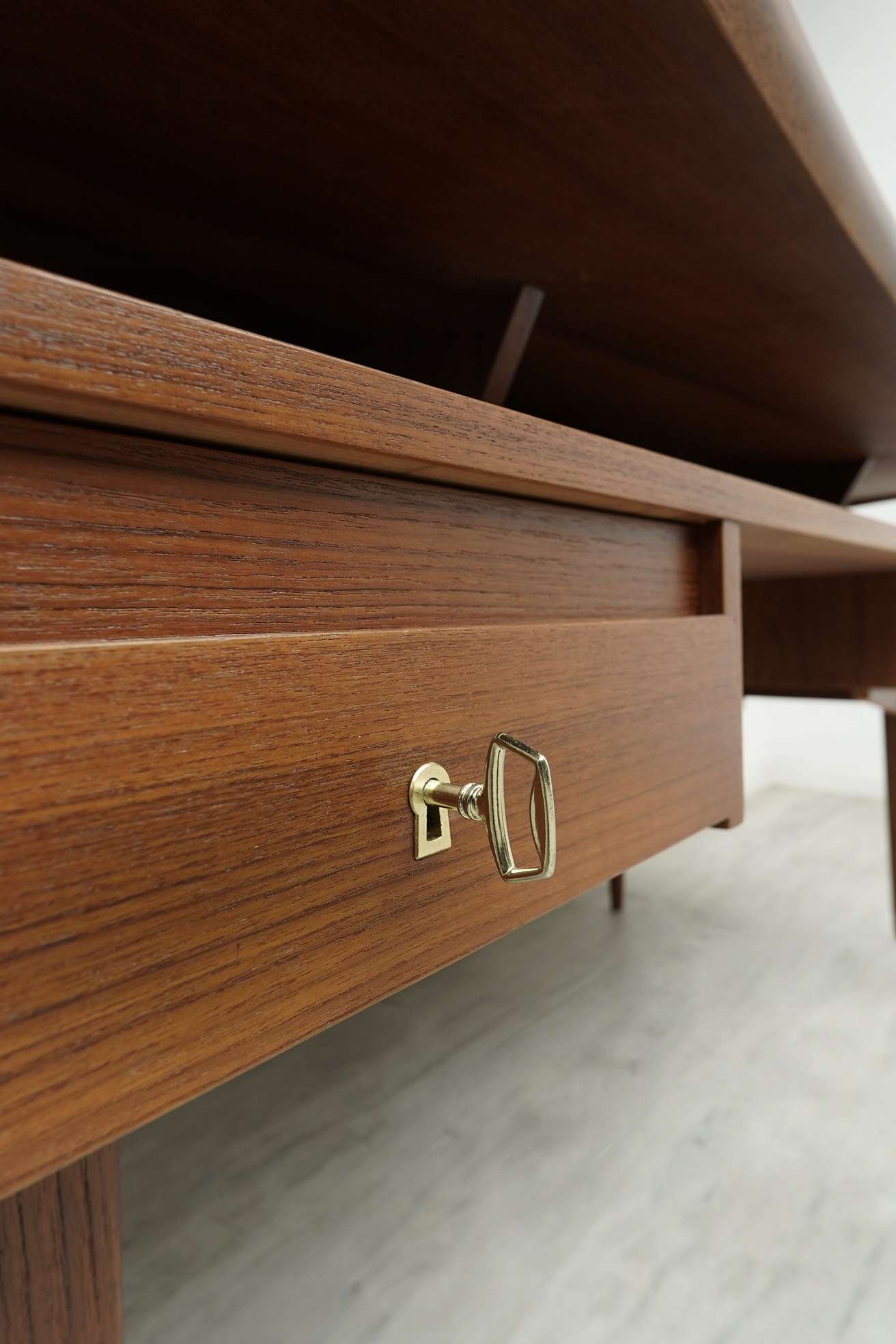 tekowe biurko mid century modern, lata 60 te. po profesjonalnej renowacji. tekowe biurko mid century modern, lata 60 te. po profesjonalnej renowacji.