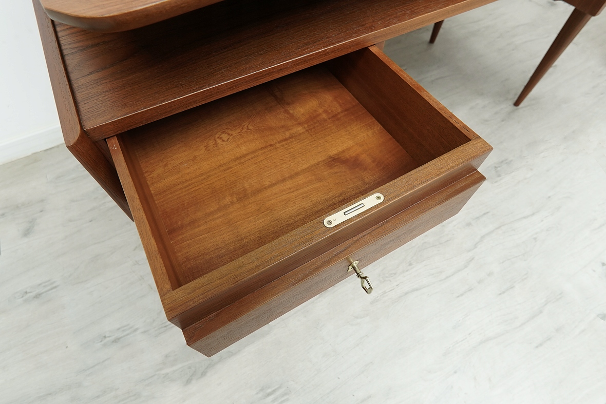 tekowe biurko mid century modern, lata 60 te. po profesjonalnej renowacji. tekowe biurko mid century modern, lata 60 te. po profesjonalnej renowacji.