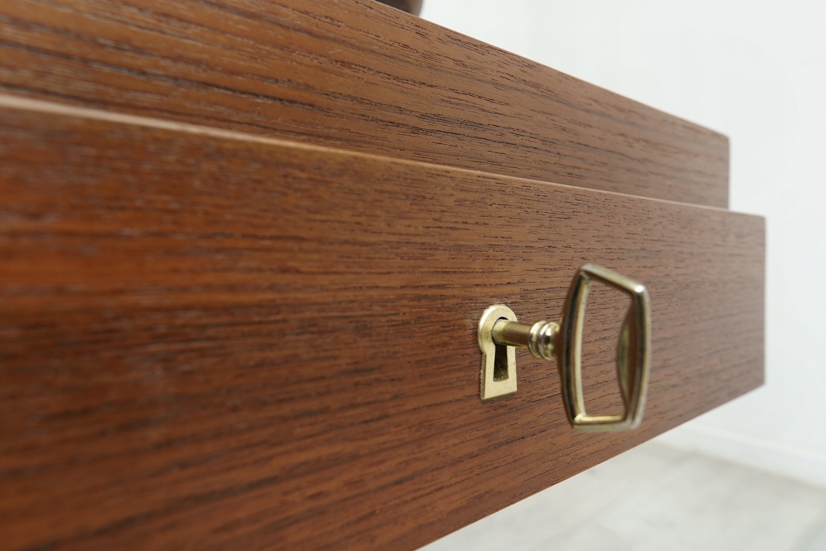 tekowe biurko mid century modern, lata 60 te. po profesjonalnej renowacji. tekowe biurko mid century modern, lata 60 te. po profesjonalnej renowacji.