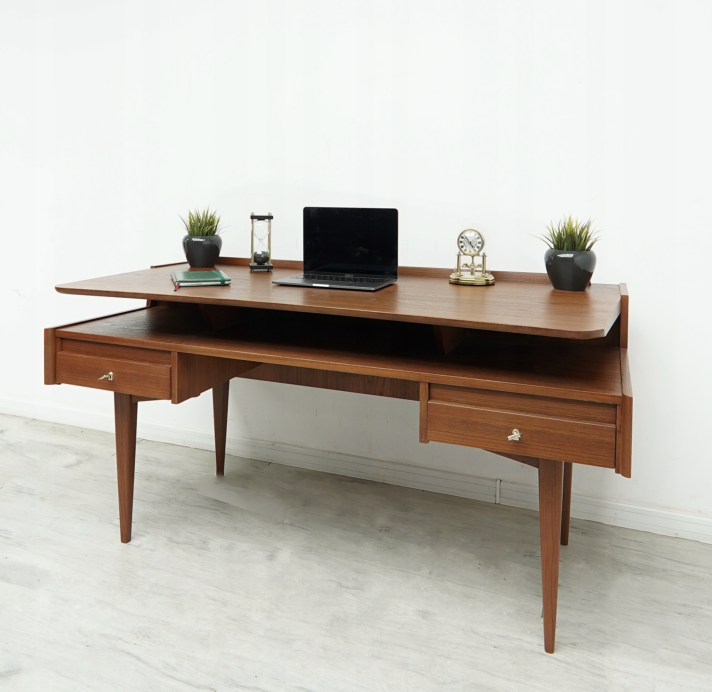 tekowe biurko mid century modern, lata 60 te. po profesjonalnej renowacji. tekowe biurko mid century modern, lata 60 te. po profesjonalnej renowacji.