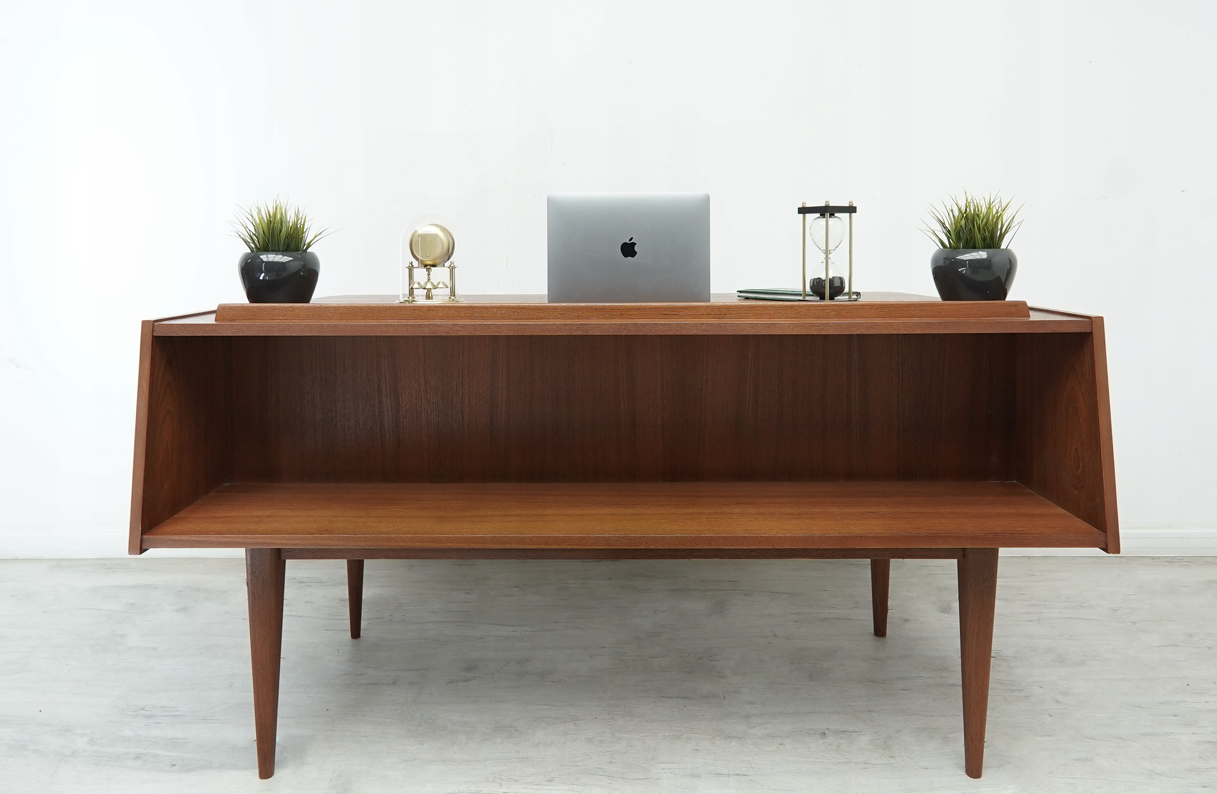 tekowe biurko mid century modern, lata 60 te. po profesjonalnej renowacji. tekowe biurko mid century modern, lata 60 te. po profesjonalnej renowacji.
