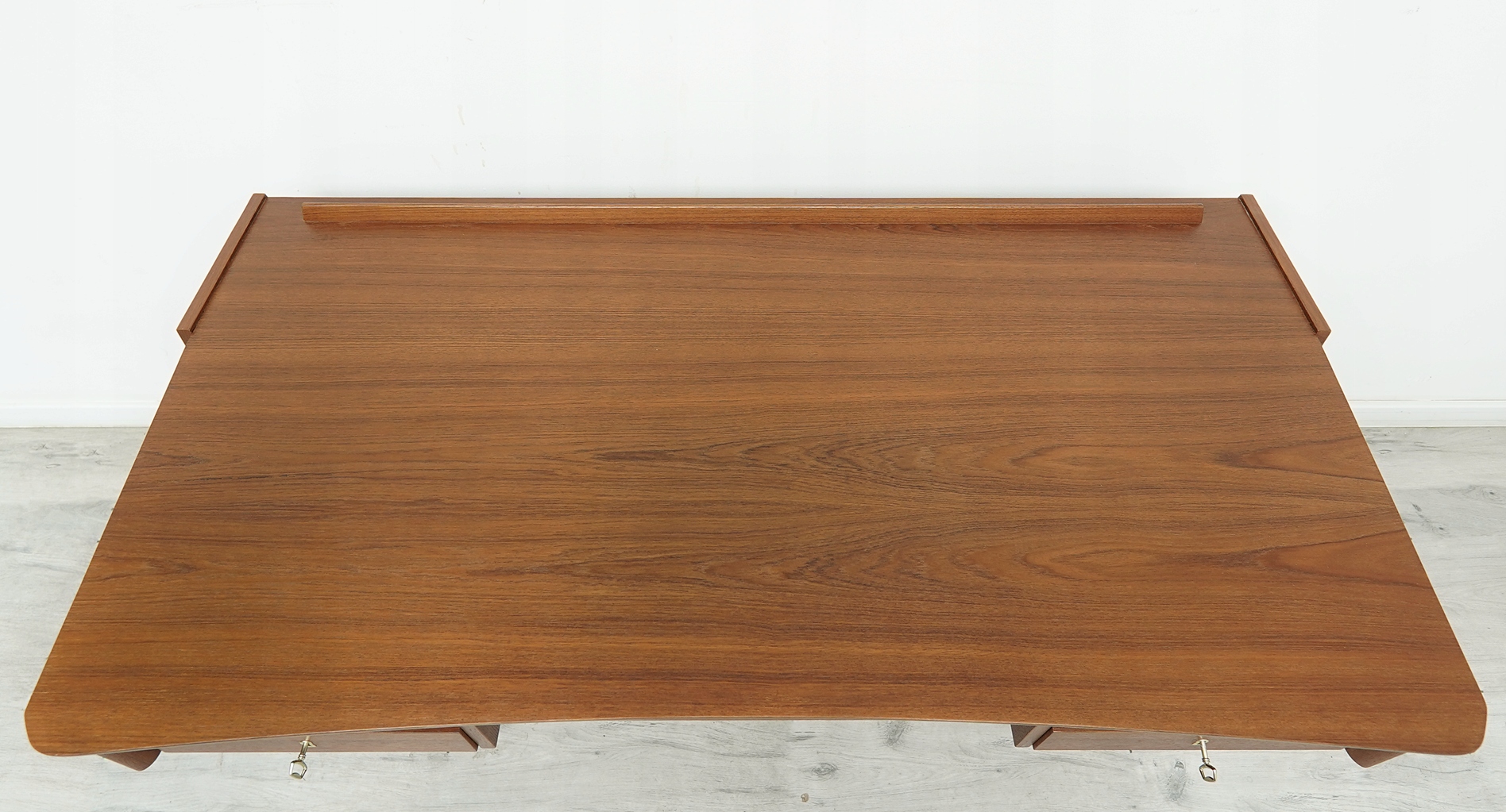 tekowe biurko mid century modern, lata 60 te. po profesjonalnej renowacji. tekowe biurko mid century modern, lata 60 te. po profesjonalnej renowacji.