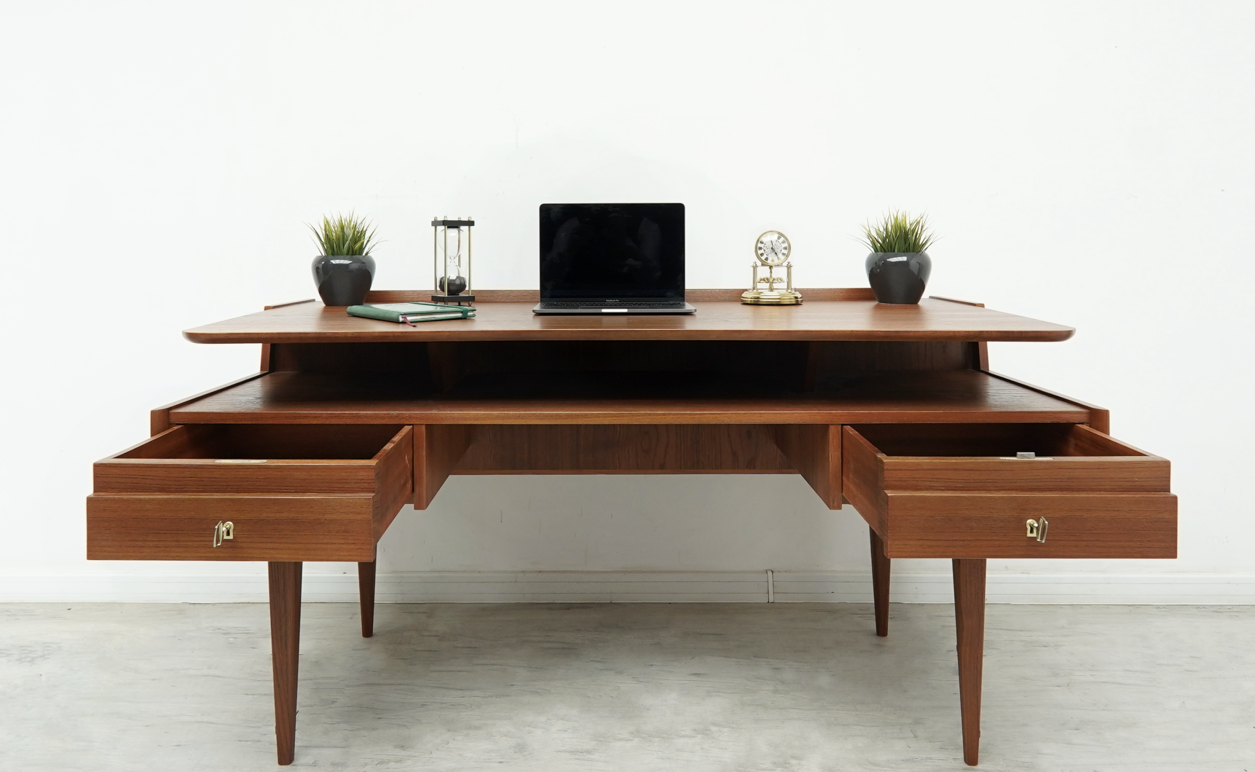 tekowe biurko mid century modern, lata 60 te. po profesjonalnej renowacji. tekowe biurko mid century modern, lata 60 te. po profesjonalnej renowacji.