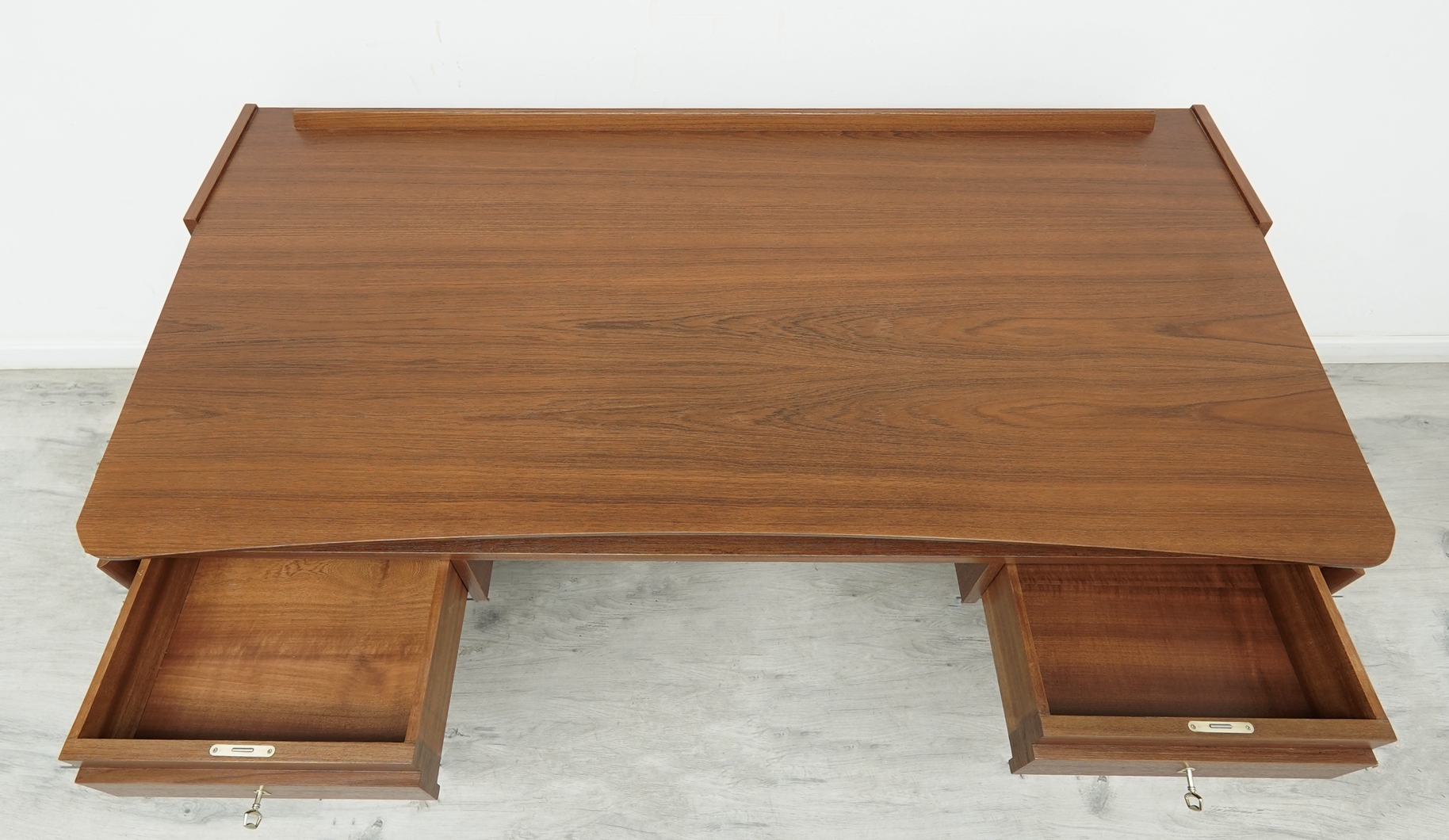 tekowe biurko mid century modern, lata 60 te. po profesjonalnej renowacji. tekowe biurko mid century modern, lata 60 te. po profesjonalnej renowacji.