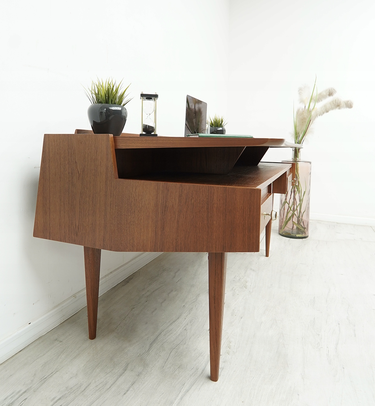 tekowe biurko mid century modern, lata 60 te. po profesjonalnej renowacji. tekowe biurko mid century modern, lata 60 te. po profesjonalnej renowacji.