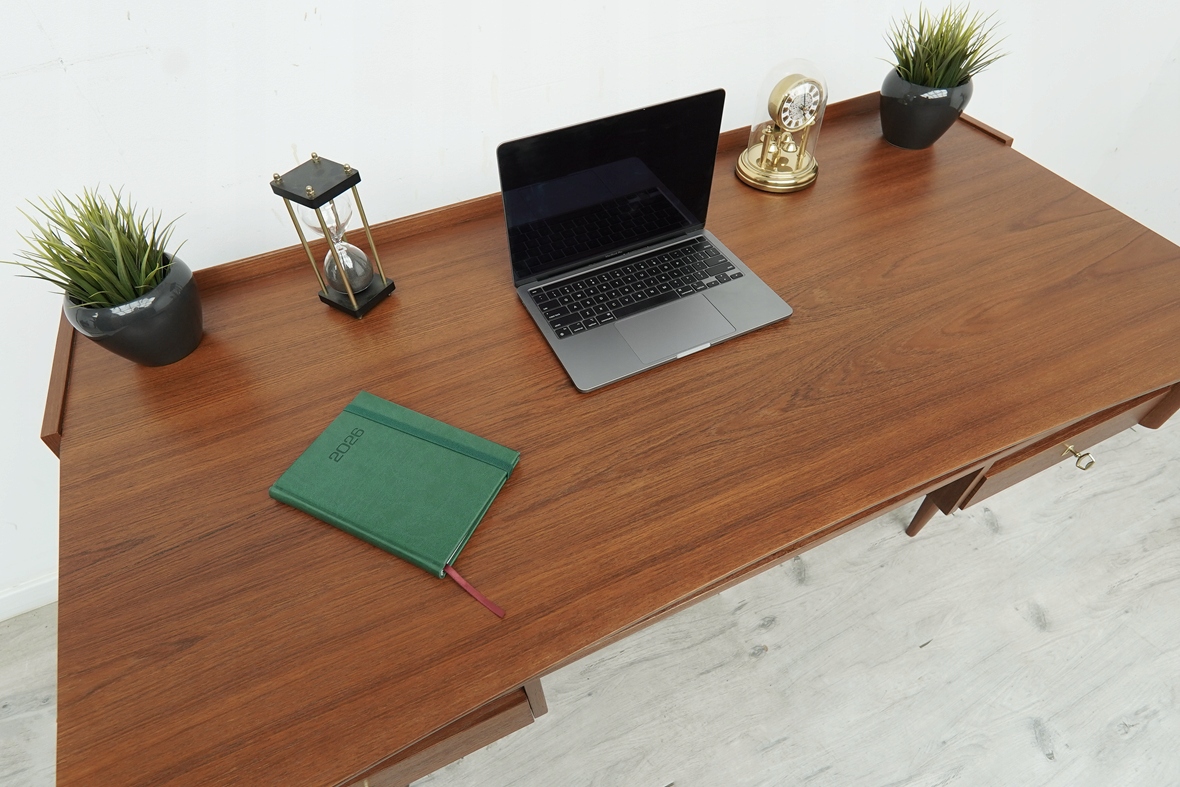 tekowe biurko mid century modern, lata 60 te. po profesjonalnej renowacji. tekowe biurko mid century modern, lata 60 te. po profesjonalnej renowacji.