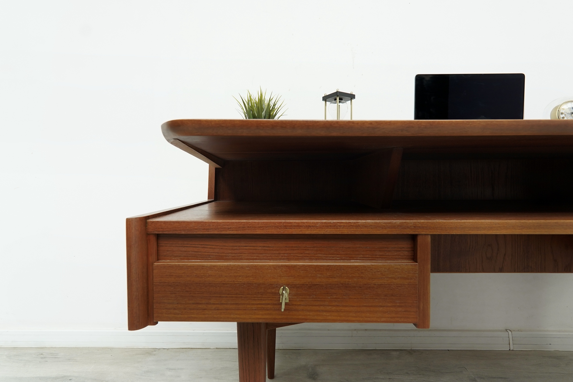tekowe biurko mid century modern, lata 60 te. po profesjonalnej renowacji. tekowe biurko mid century modern, lata 60 te. po profesjonalnej renowacji.