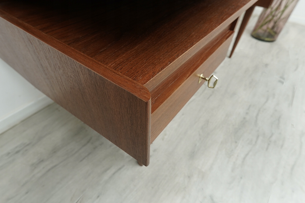 tekowe biurko mid century modern, lata 60 te. po profesjonalnej renowacji. tekowe biurko mid century modern, lata 60 te. po profesjonalnej renowacji.
