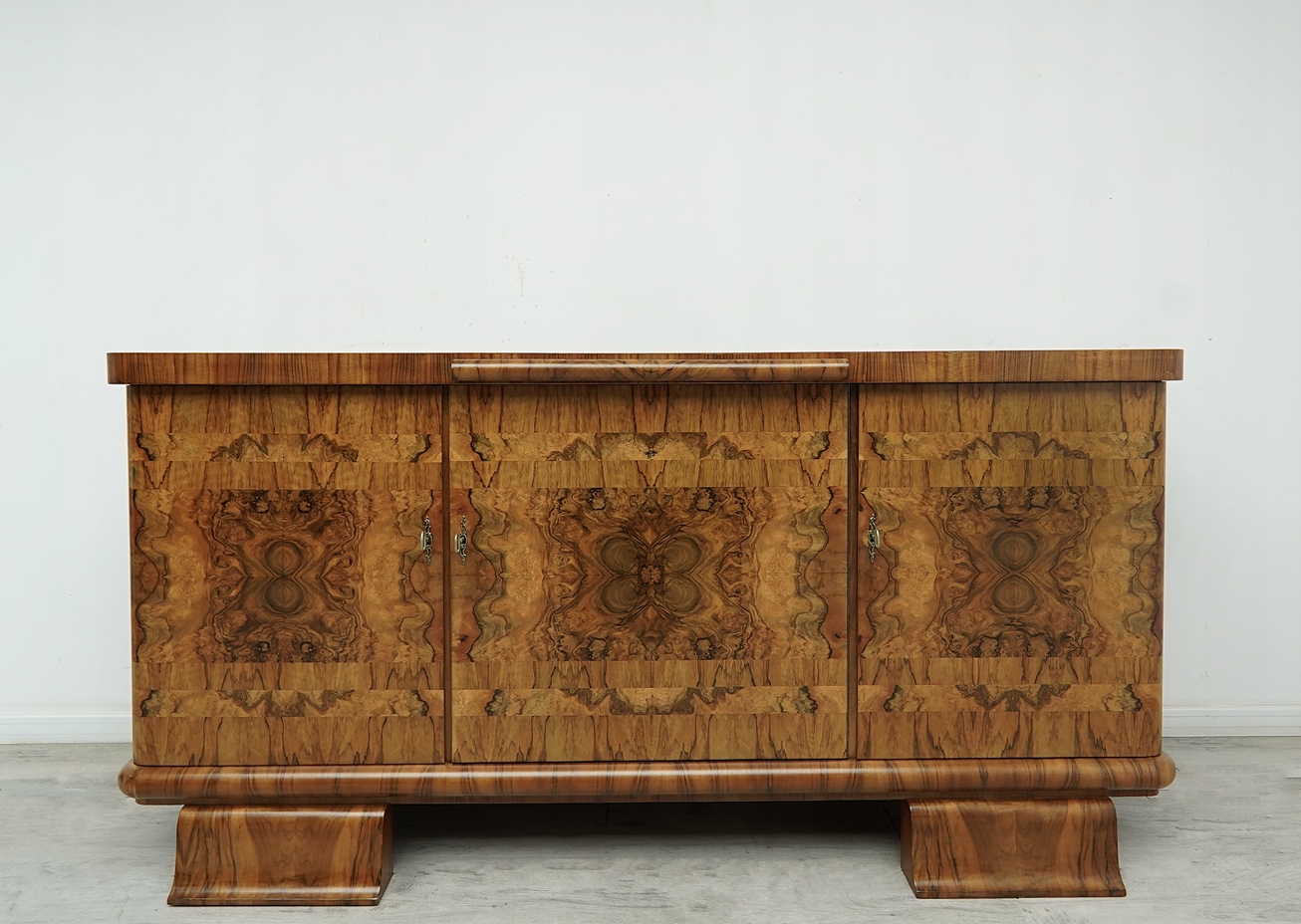 antyczna komoda w stylu art deco z lat 30 tych. po renowacji. antyczna komoda w stylu art deco z lat 30 tych. po renowacji.