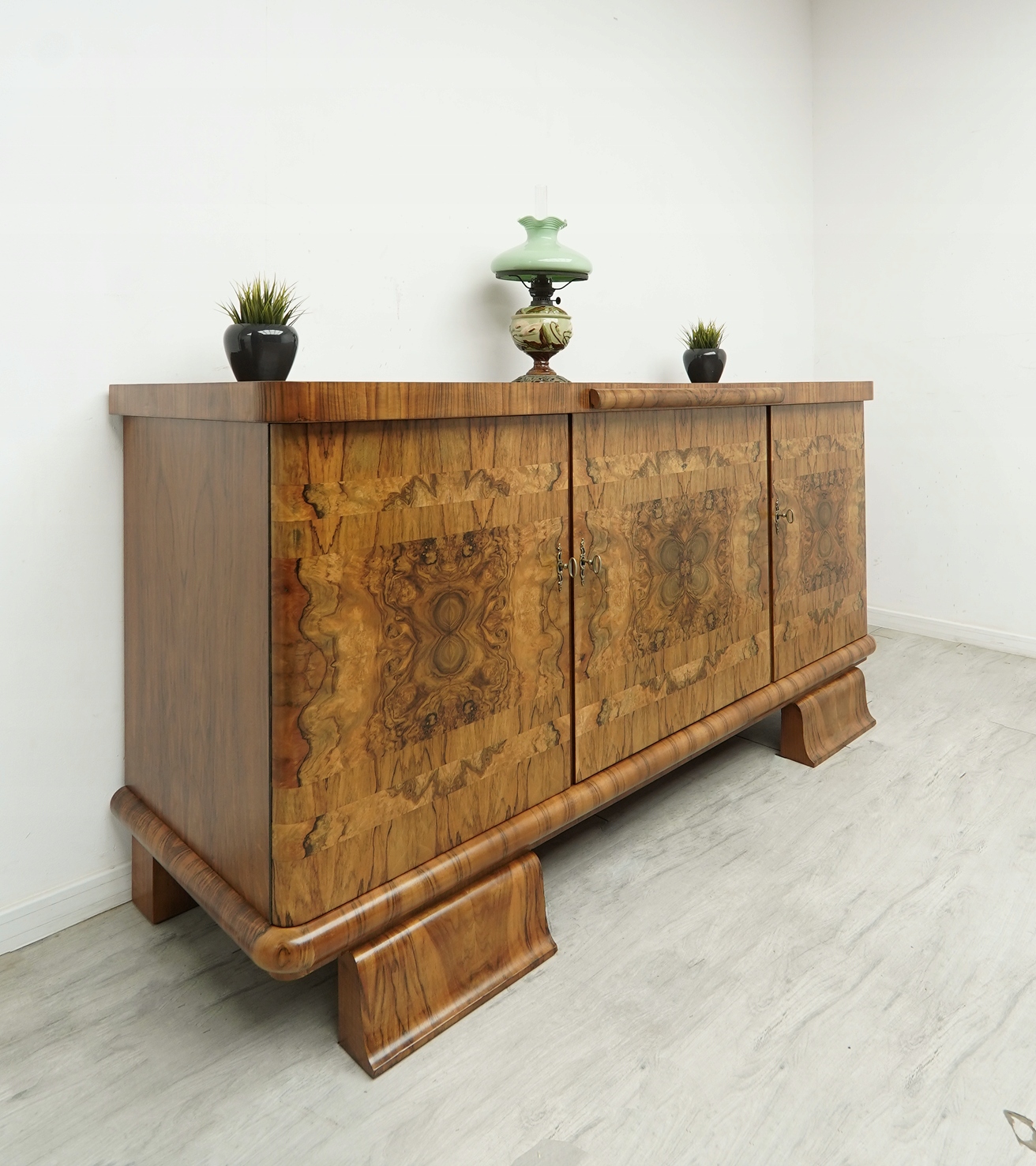antyczna komoda w stylu art deco z lat 30 tych. po renowacji. antyczna komoda w stylu art deco z lat 30 tych. po renowacji.