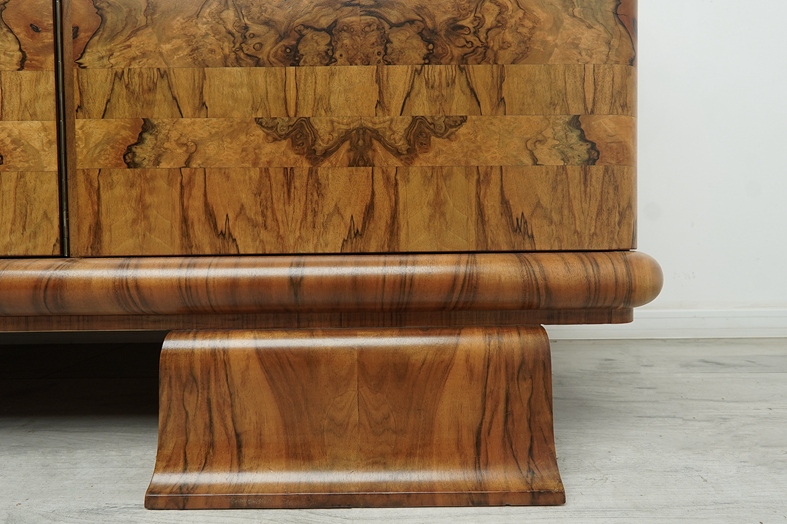 antyczna komoda w stylu art deco z lat 30 tych. po renowacji. antyczna komoda w stylu art deco z lat 30 tych. po renowacji.