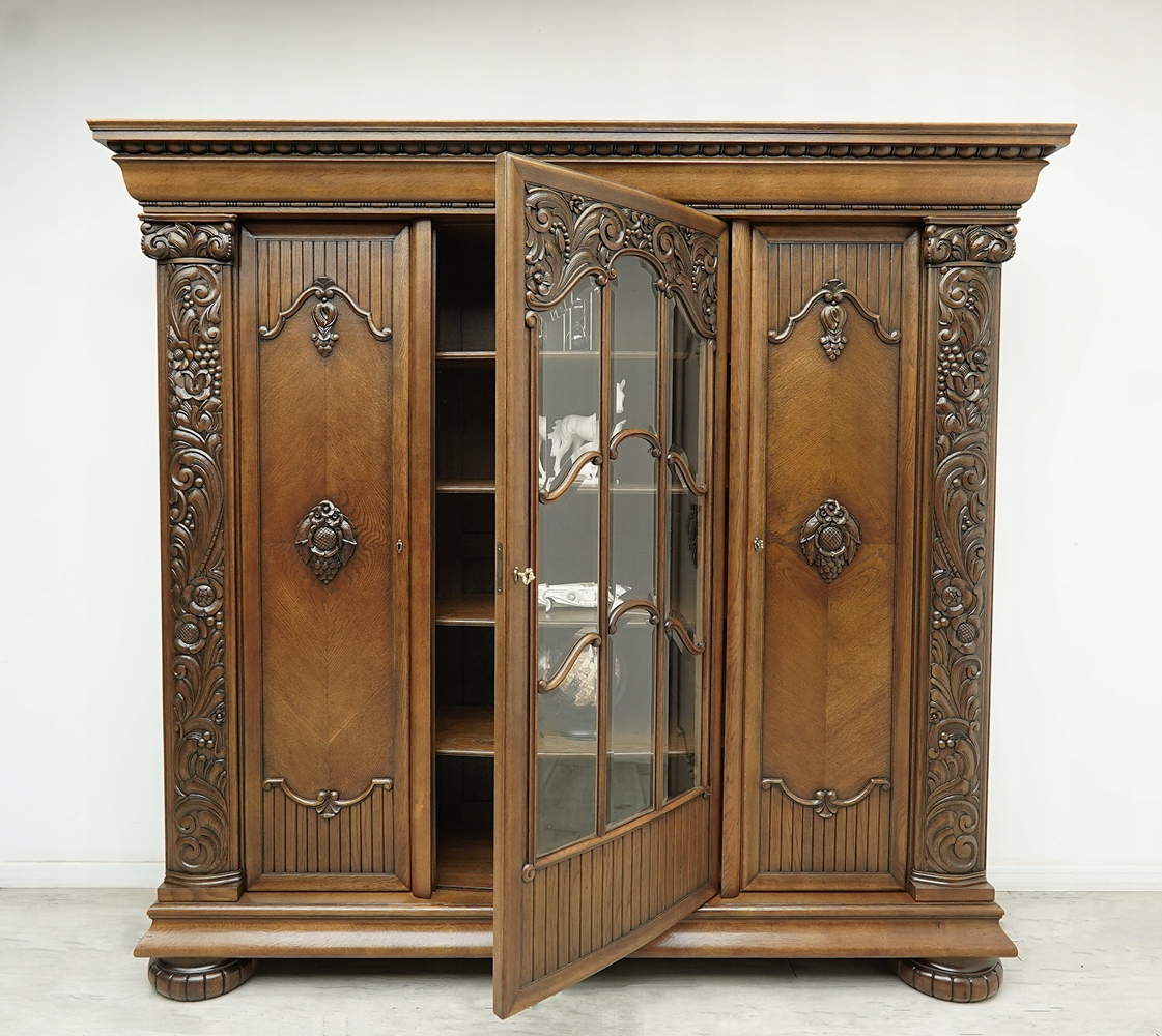 antyk, biblioteka z lat 20 tych w stylu secesyjnym. po renowacji. antyk, biblioteka z lat 20 tych w stylu secesyjnym. po renowacji.