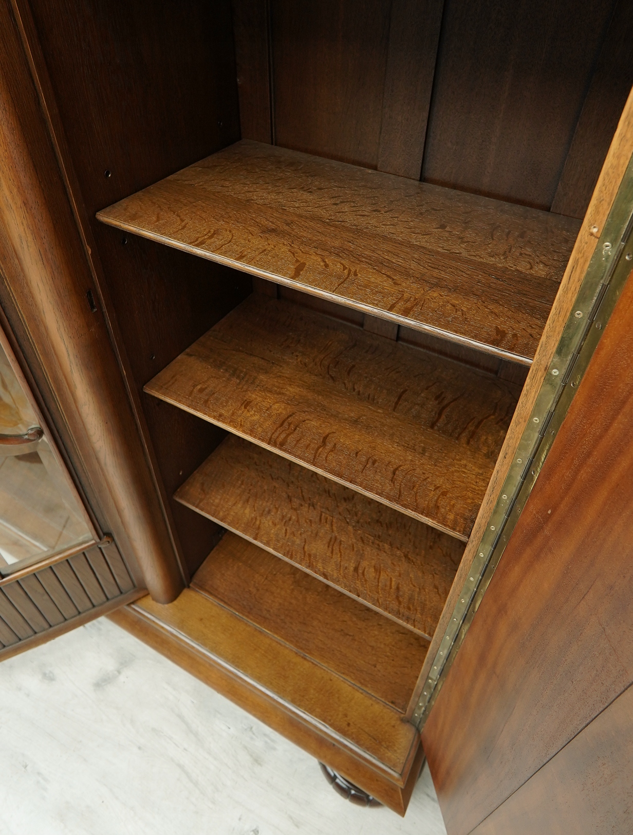 antyk, biblioteka z lat 20 tych w stylu secesyjnym. po renowacji. antyk, biblioteka z lat 20 tych w stylu secesyjnym. po renowacji.