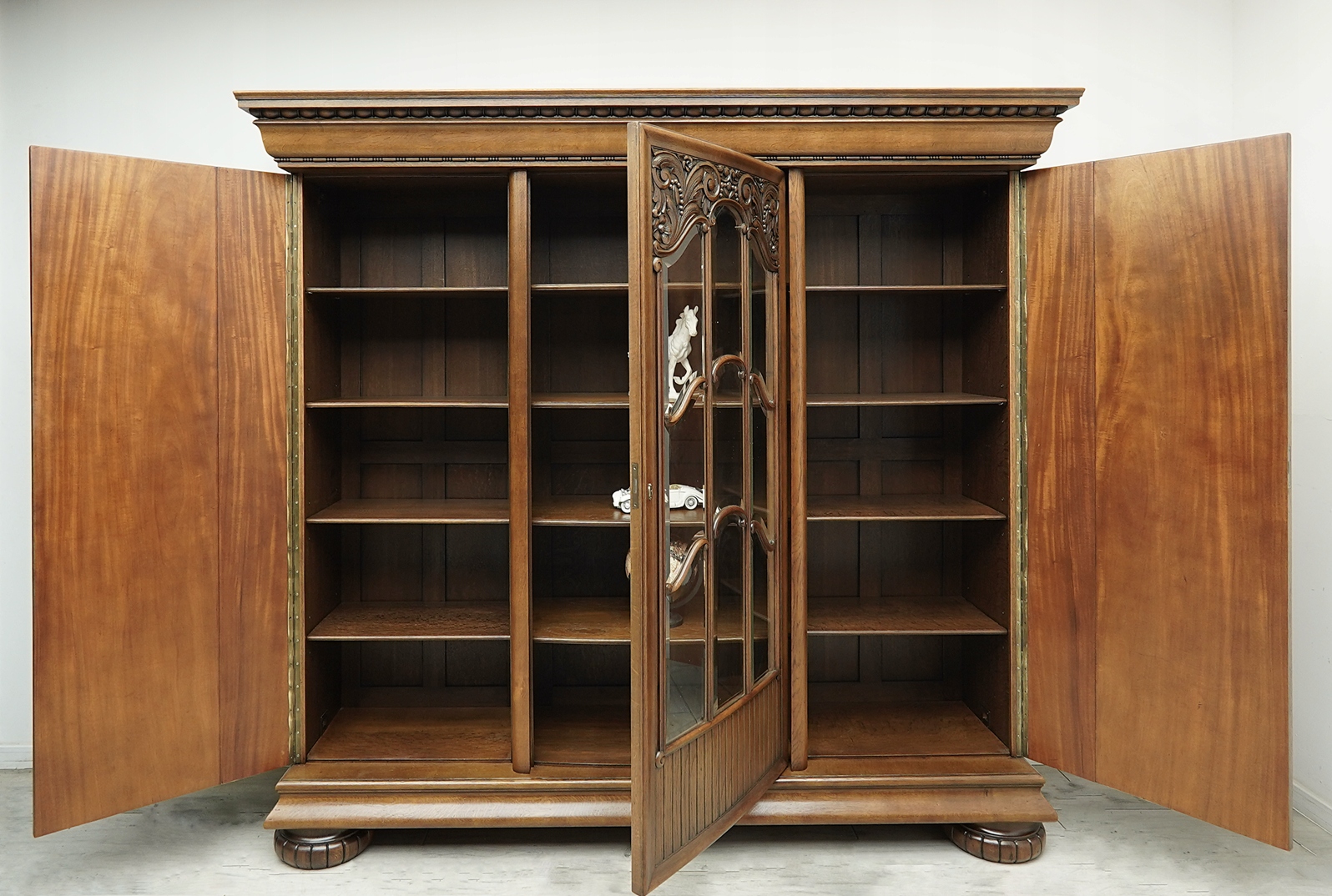 Antyk, biblioteka z lat 20-tych w stylu secesyjnym. Po renowacji. 18692015907