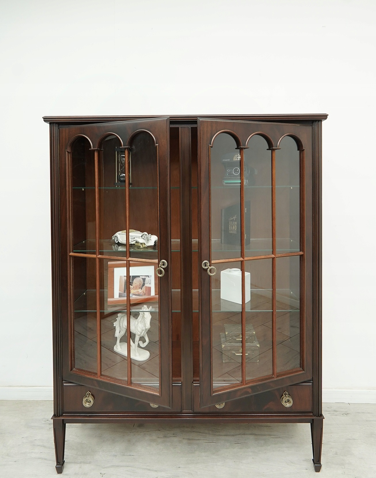 stylowa gabinetowa witryna mahoniowa. po renowacji. stylowa gabinetowa witryna mahoniowa. po renowacji.
