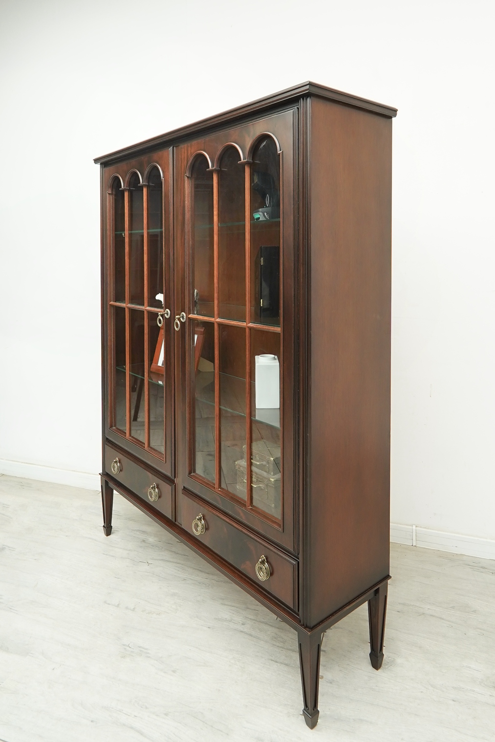 stylowa gabinetowa witryna mahoniowa. po renowacji. stylowa gabinetowa witryna mahoniowa. po renowacji.