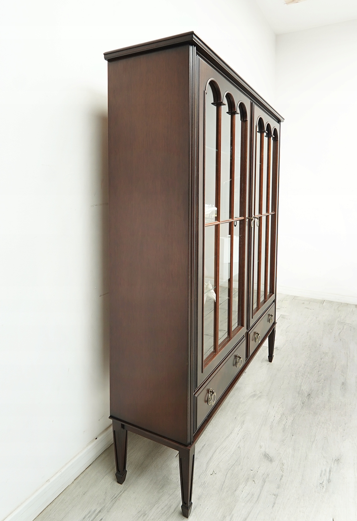 stylowa gabinetowa witryna mahoniowa. po renowacji. stylowa gabinetowa witryna mahoniowa. po renowacji.